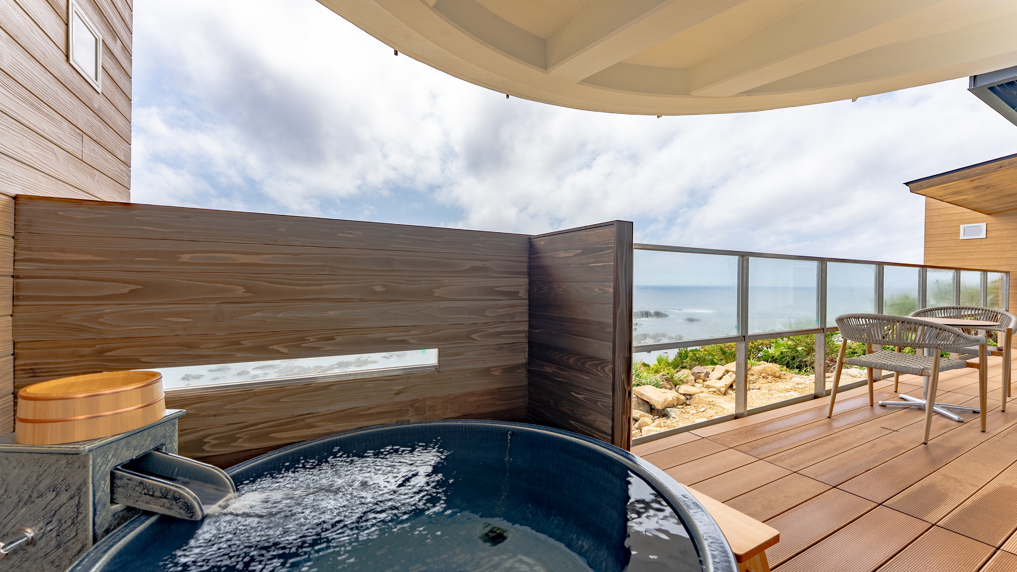 【和モダンスイート和洋室】70平米　テラス付　信楽焼露天風呂