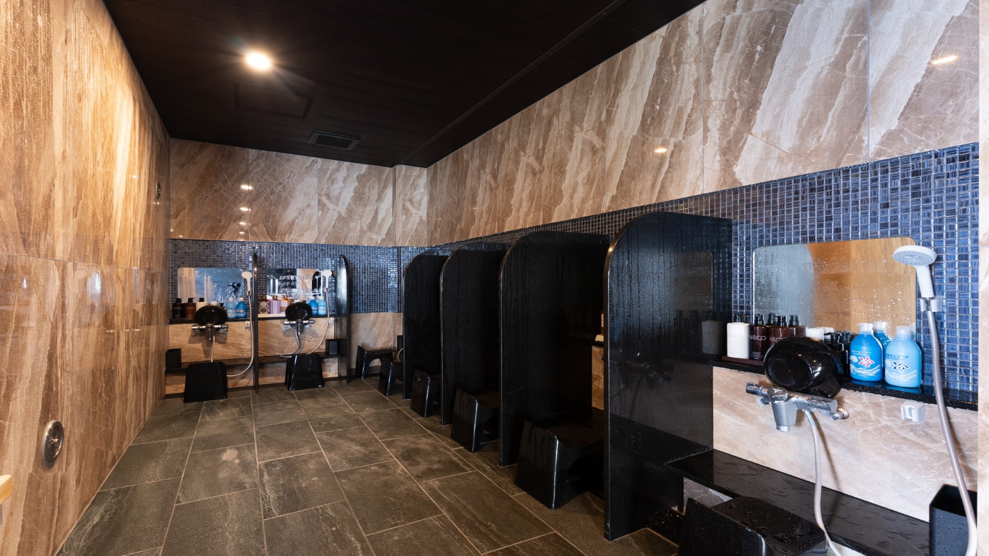 【ウォッシングスペース】様々なアメニティを席別にご用意しております