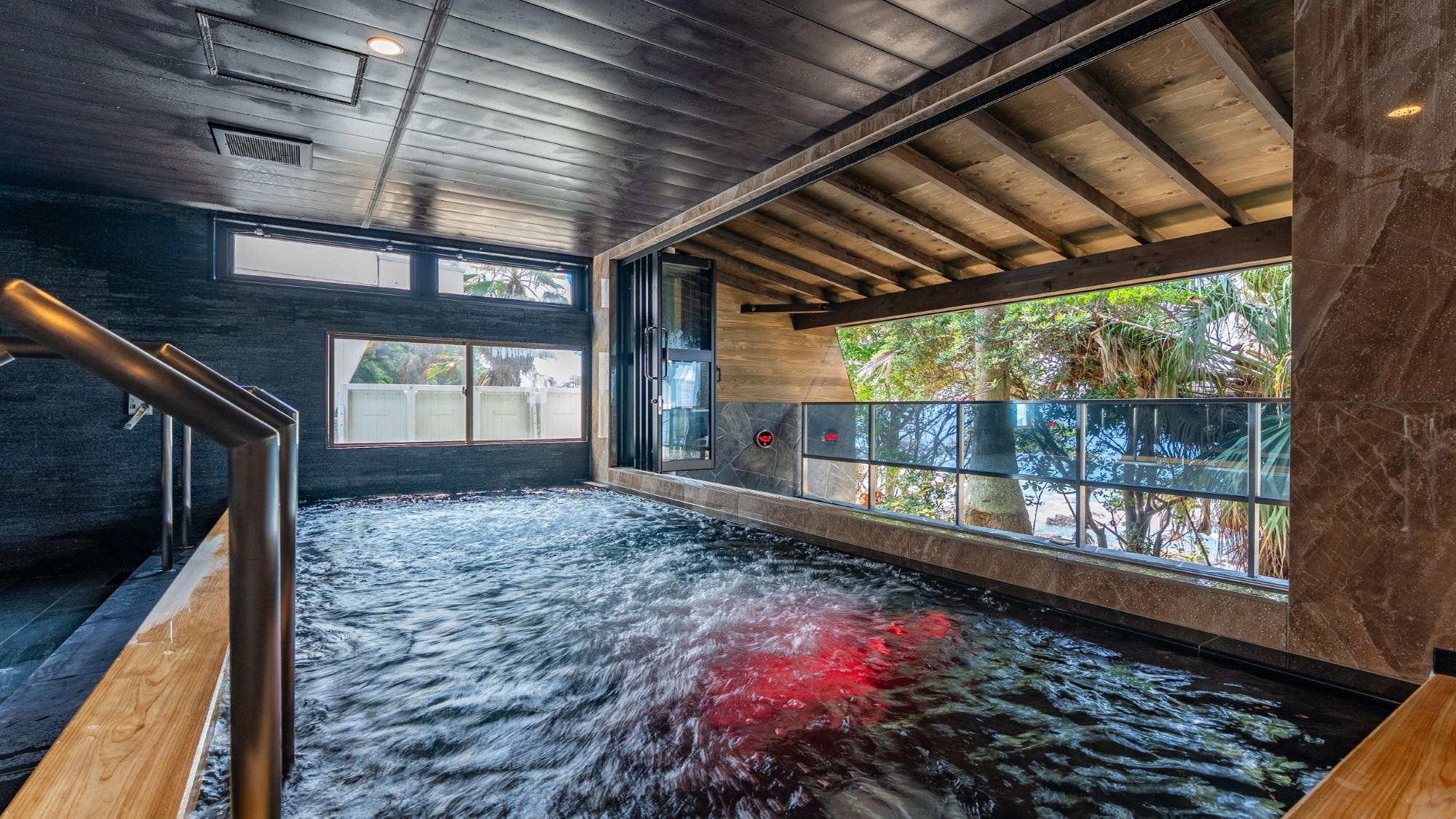 【天然温泉内湯】太平洋を一望できる開放的なオーシャンビュー内湯風呂