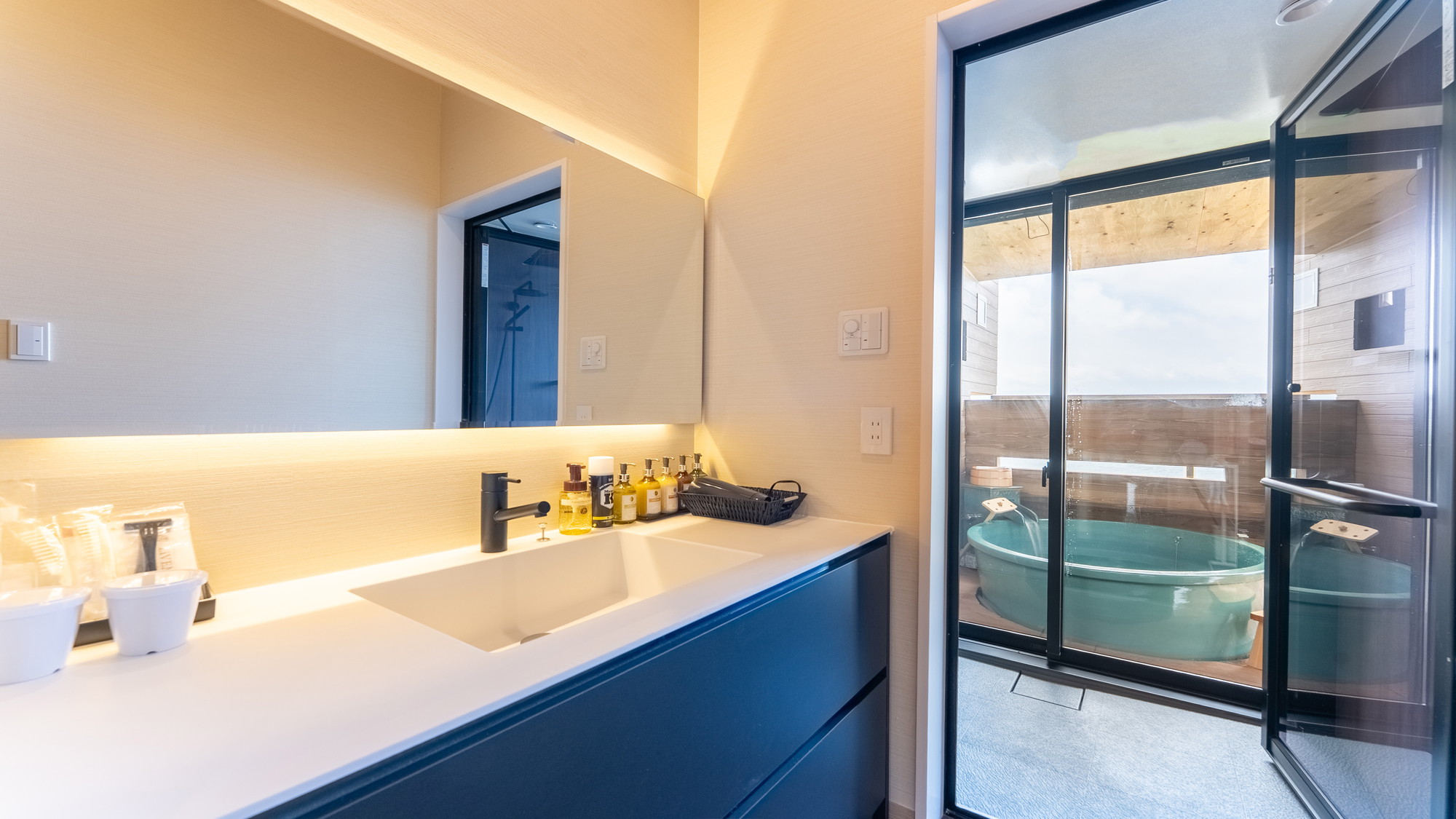 【洋モダン洋室】33平米　テラス付　信楽焼露天風呂