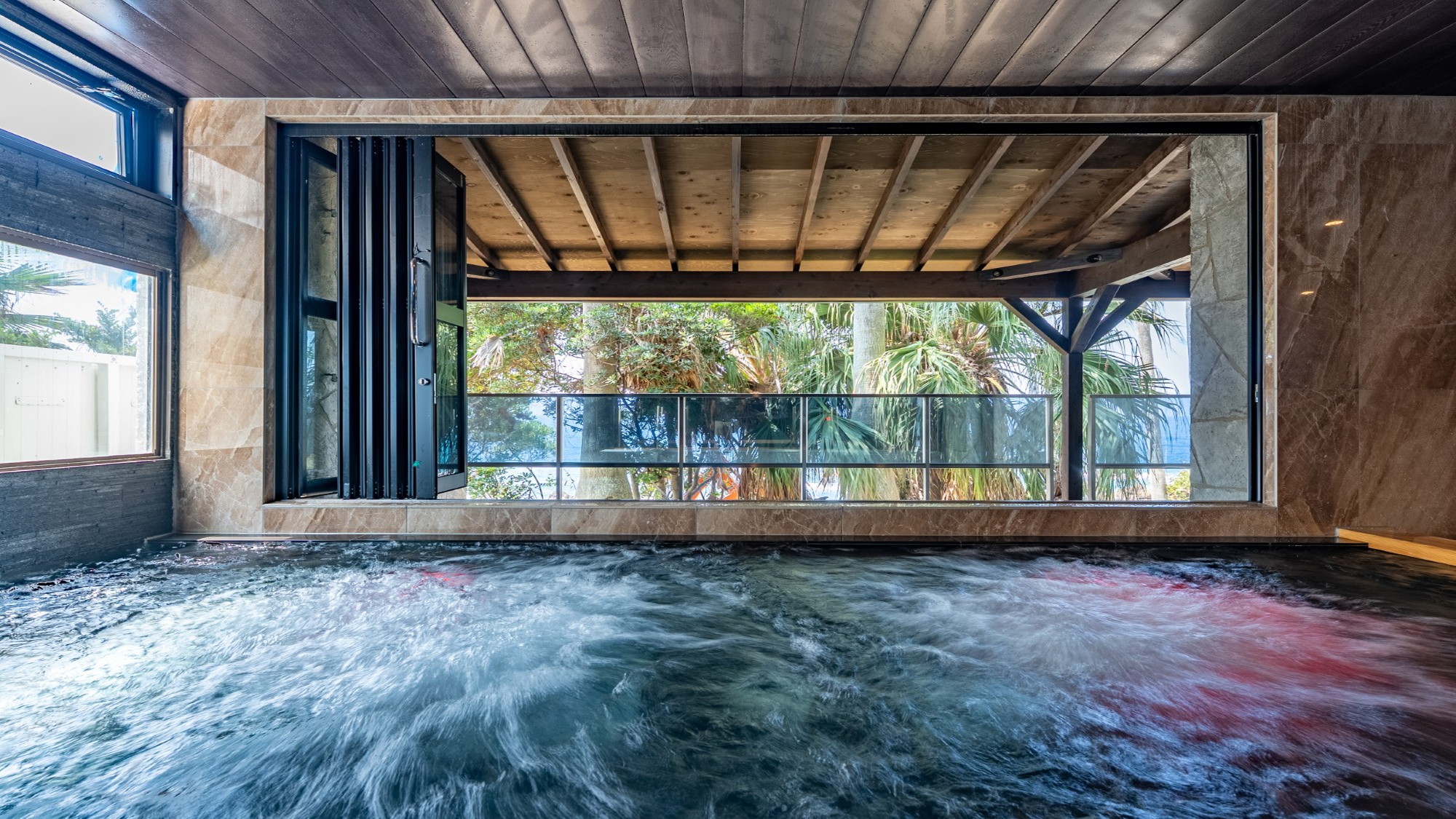 【天然温泉内湯】太平洋を一望できる開放的なオーシャンビュー内湯風呂