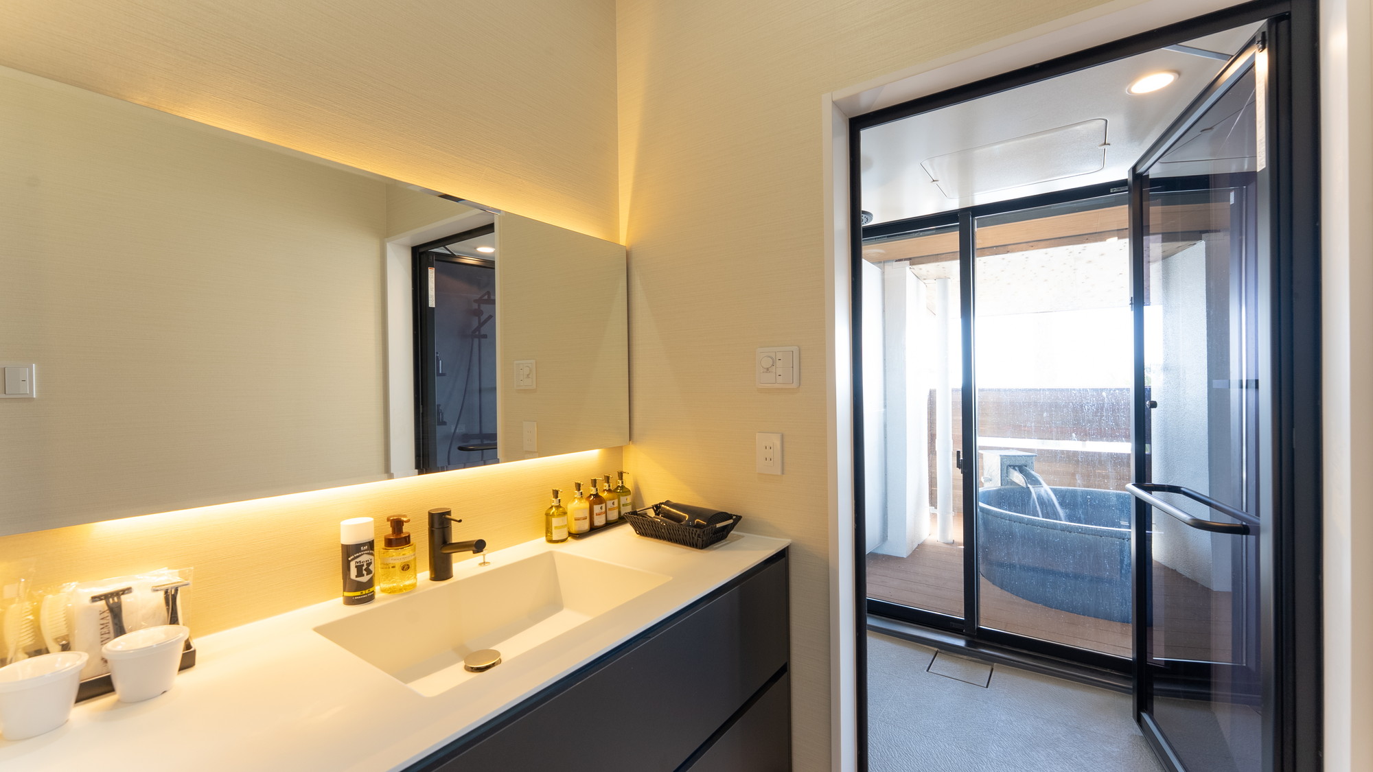 【和モダンコーナー和洋室】40平米　テラス付　信楽焼露天風呂