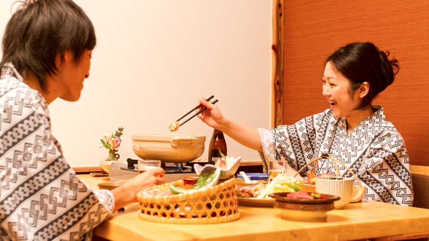 お食事は、本館2階「食事処」半個室のお席をご用意しております。