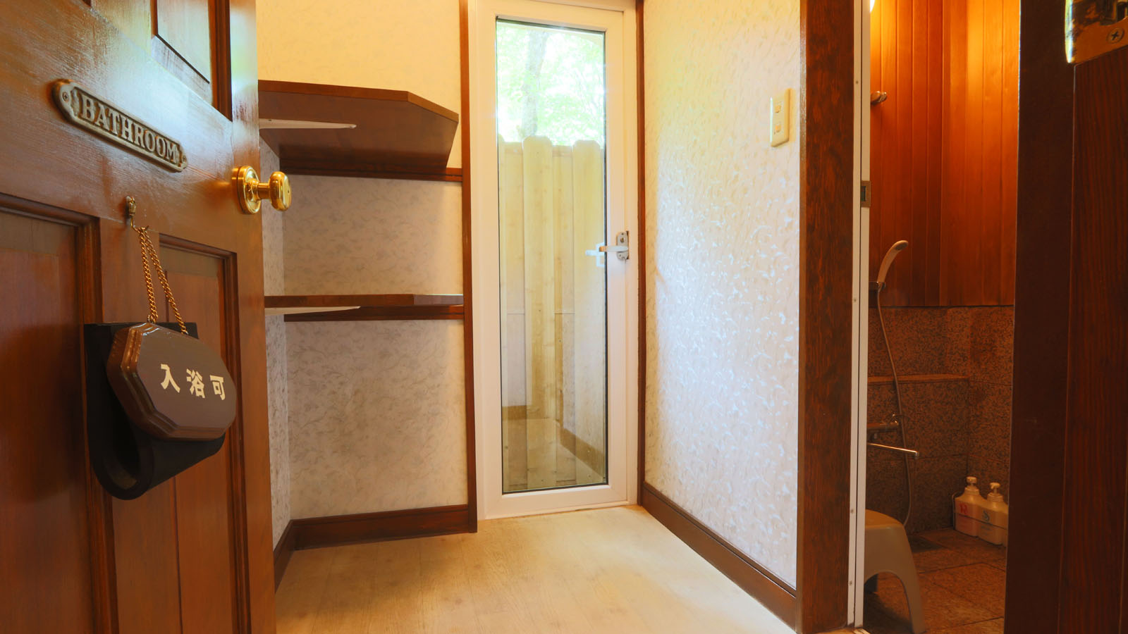 【露天風呂】-脱衣所-