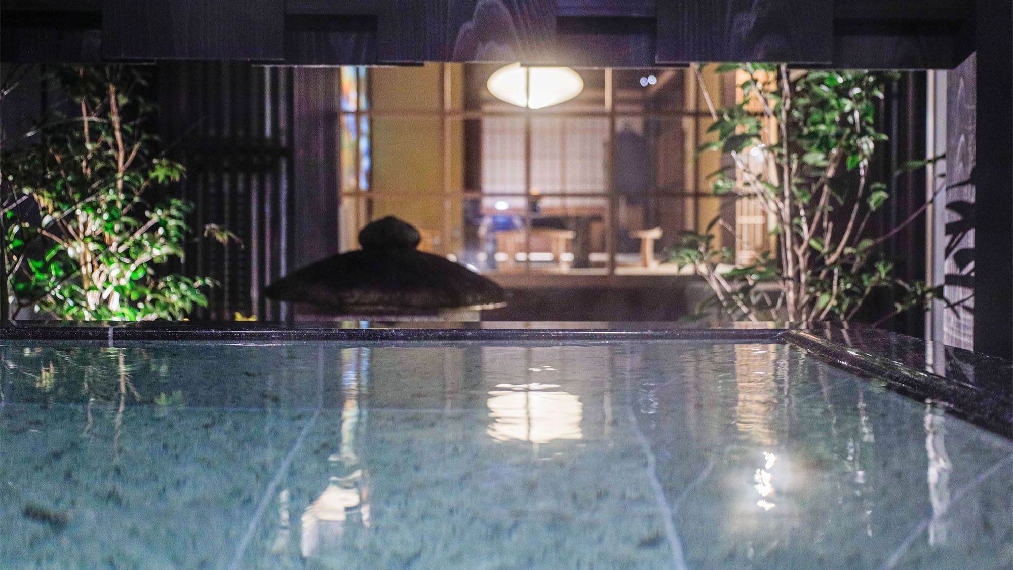 【朝食付】彩り豊かなおかず弁当を、炊き立てご飯と温かいお味噌汁と一緒にいただく贅沢な朝