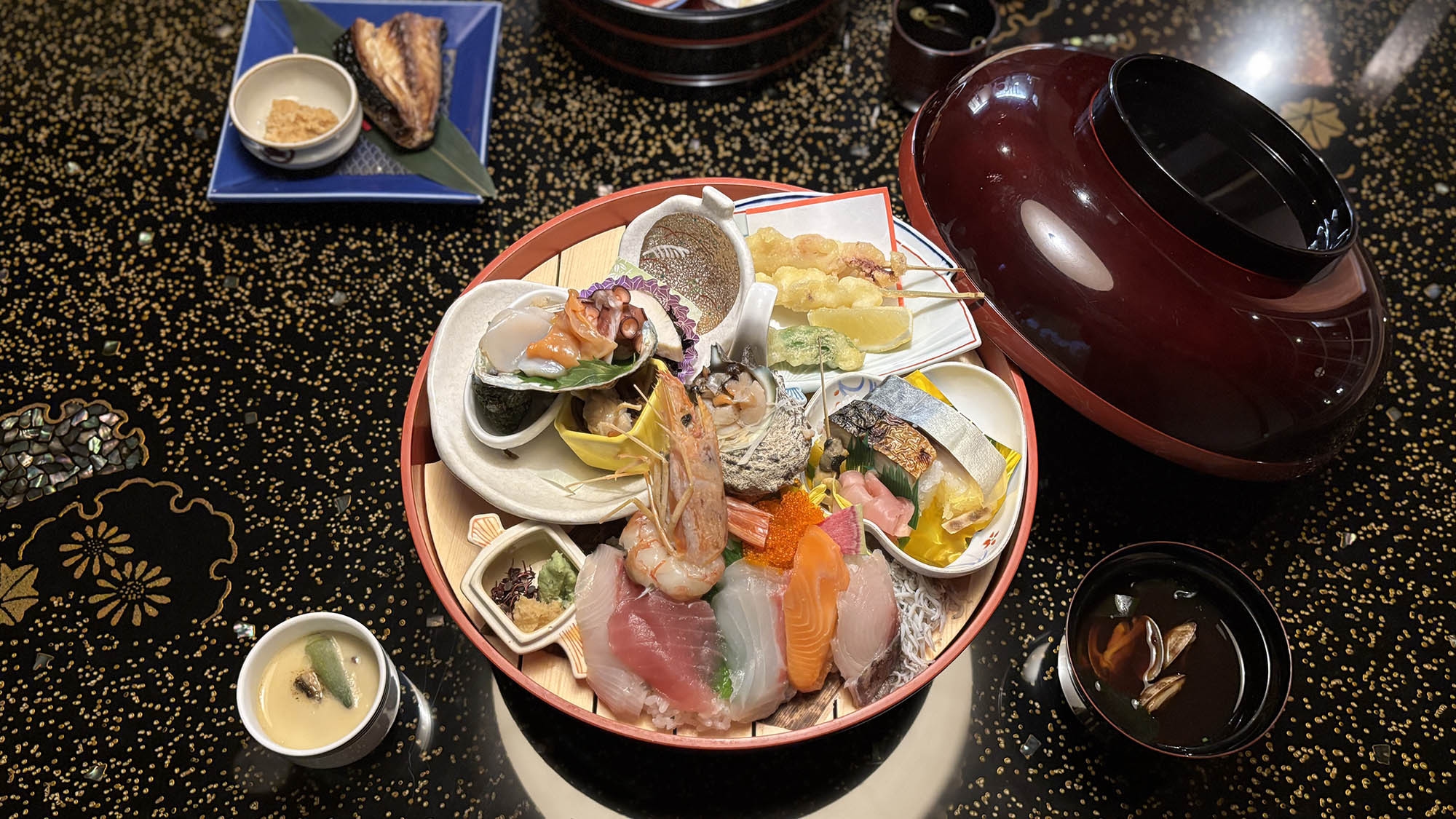 【2食付：お部屋食】福井の海の幸を贅沢に味わえるご夕食が自慢。歴史薫一棟貸しで贅沢な美食体験