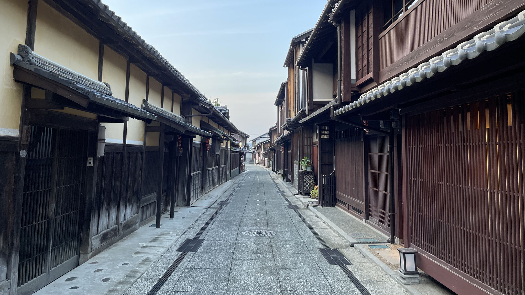 ・【外観】1500年続く歴史がある、古き良き日本を感じられる町並みの中に「椿とことは」はございます