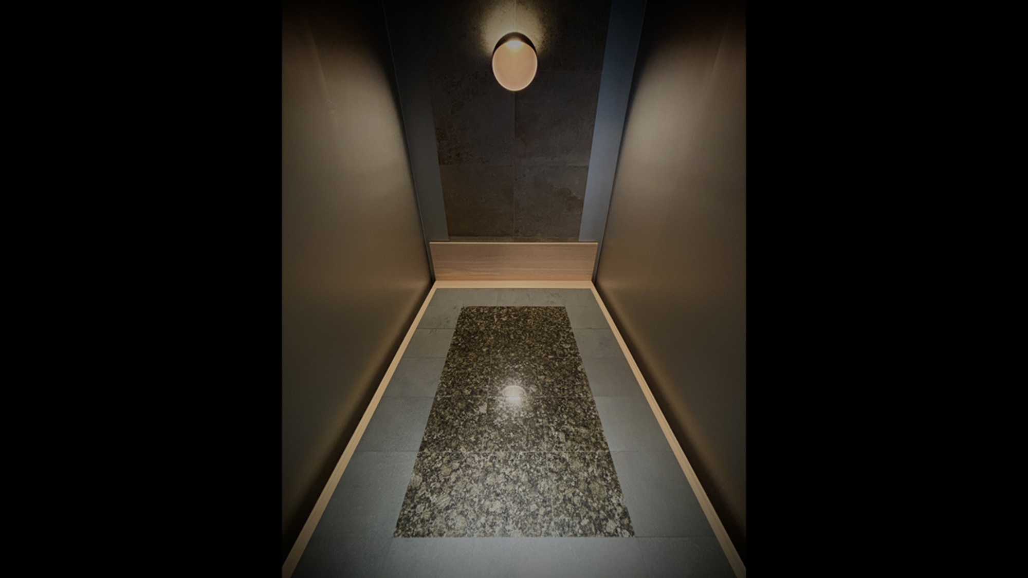 ・【岩盤浴】富士溶岩石とトルマリン鉱石が敷き詰められ、天然檜ベッドの清らかな香りで心が整う岩盤スパ