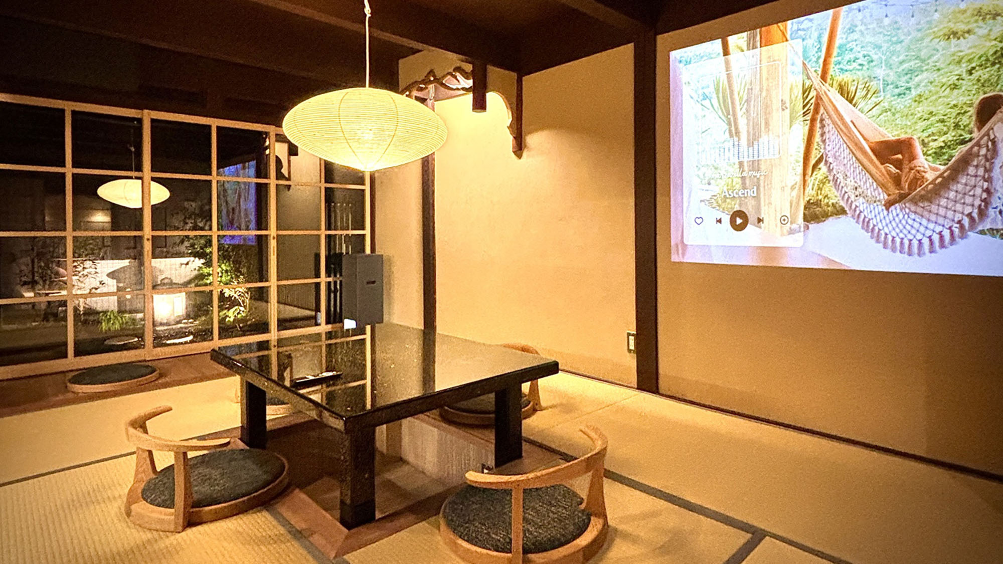 ・【1階：座敷】歴史を感じる趣のある落ち着いた畳のお部屋でおくつろぎください（プロジェクターあり）