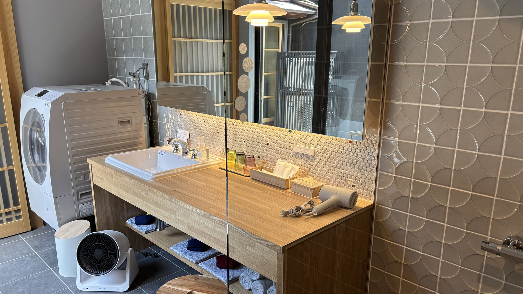 ・【洗面所】ドラム洗濯機を完備し、タオルセット、歯磨きセット、浴衣などアメニティも充実しています