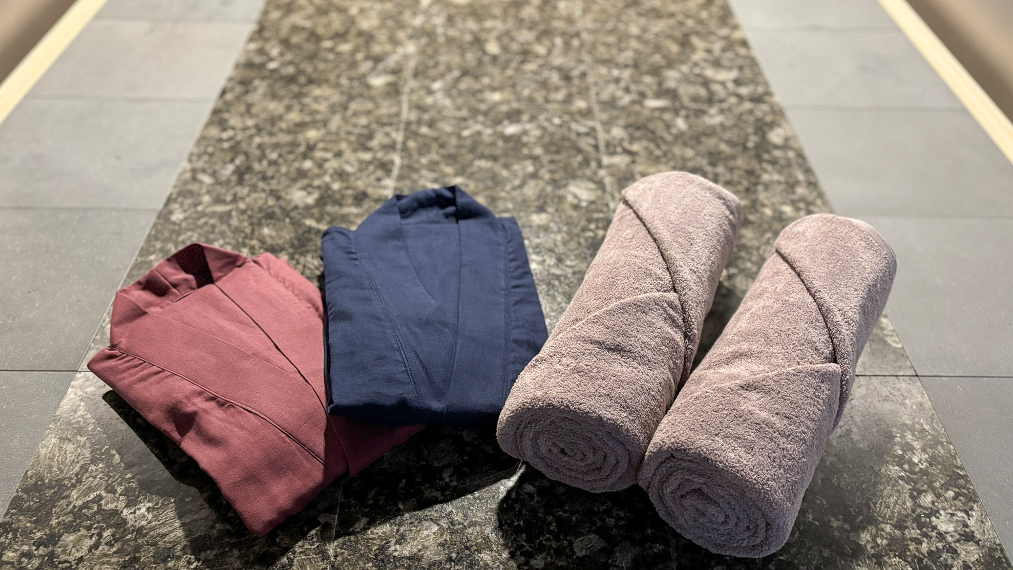 ・【岩盤浴】岩盤スパでは、岩盤浴用タオル、岩盤浴着を無料でご用意しております