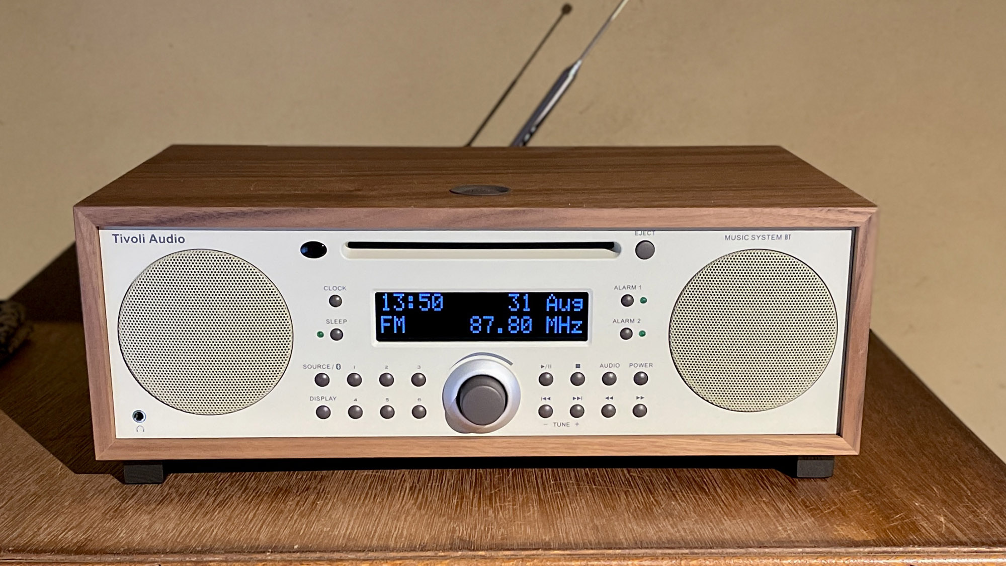 ・【インテリア】懐かしさを感じるアンテナ付きオーディオのご用意もございます