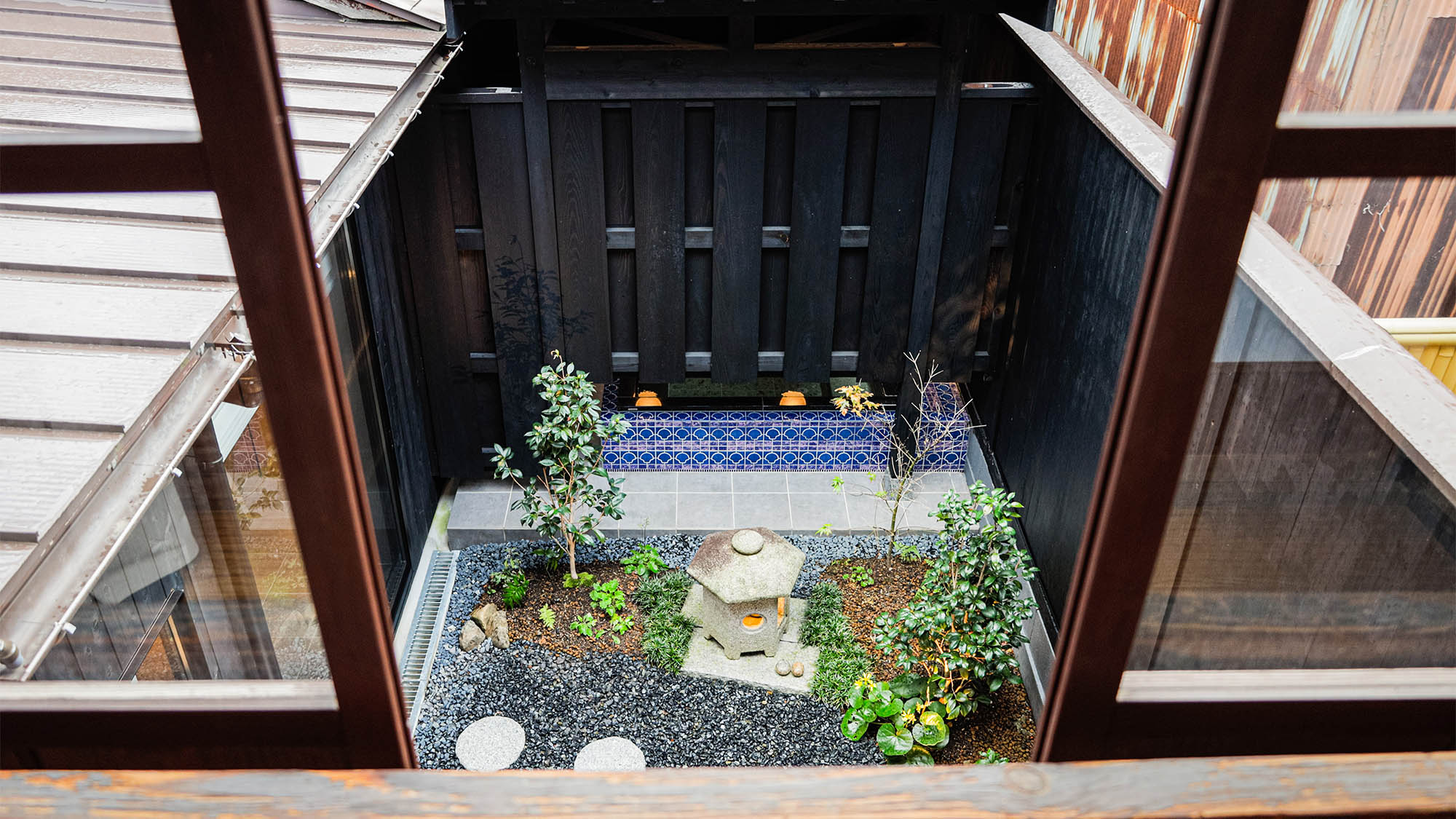 ・【坪庭】風情ある庭を望む客室からの風景。四季折々の表情を感じていただけます