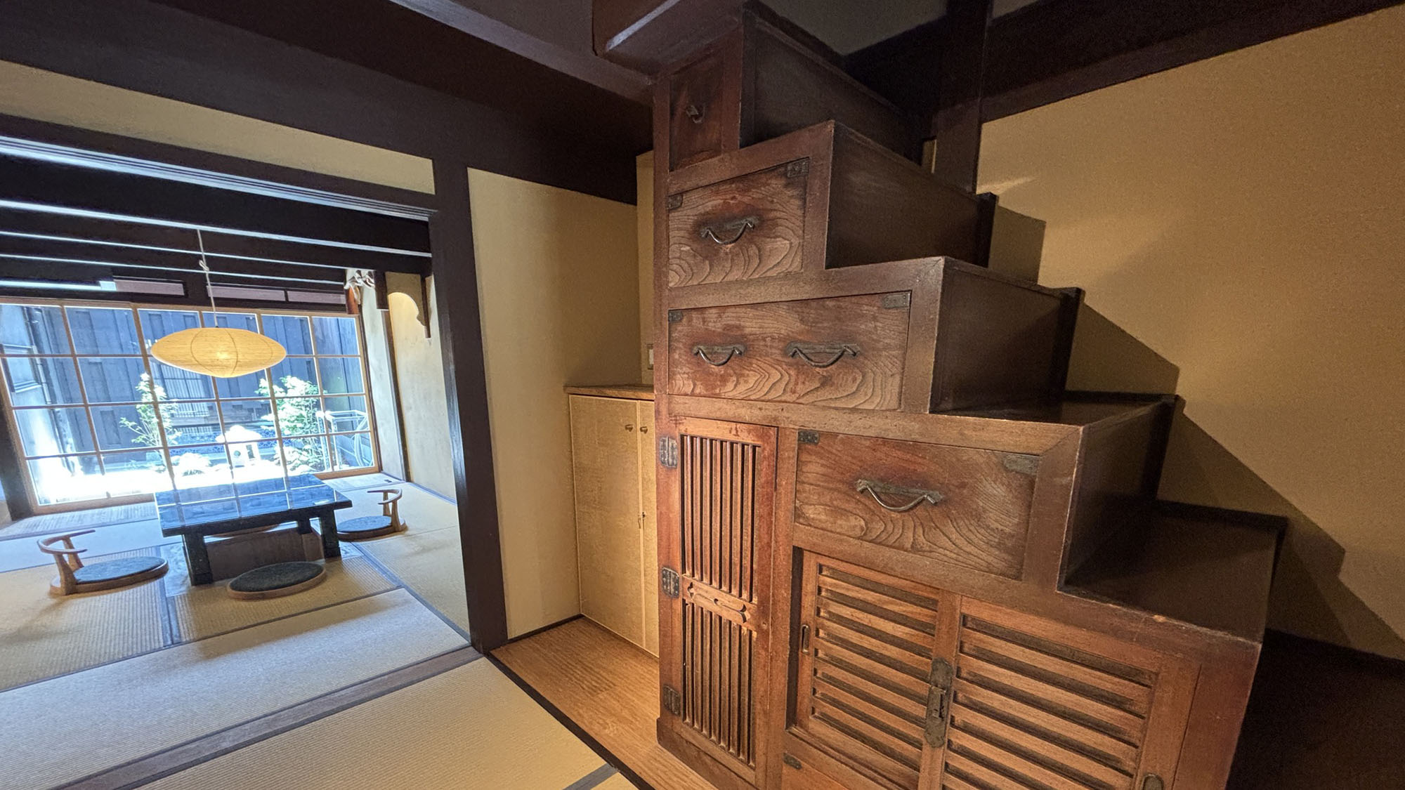 ・【インテリア】欅の木目が美しい明治時代のものと思われる階段箪笥もインテリアの一つ