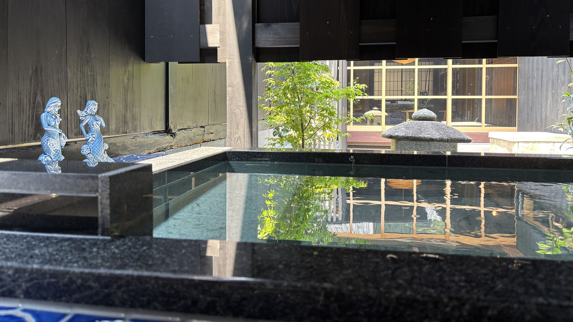 ・【露天風呂】玉椿姫が愛した椿の庭を眺め、小浜の風に揺られながらごゆっくりとご入浴ください