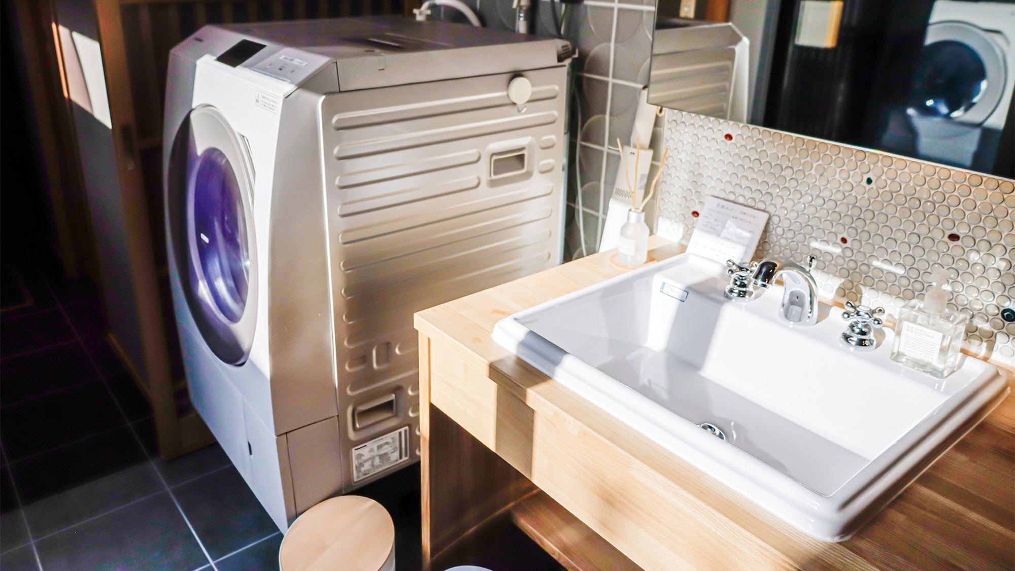 ・【洗面所】タイルには「若狭めのう」と「オバマブルー」。小さな所にもこだわりを感じます