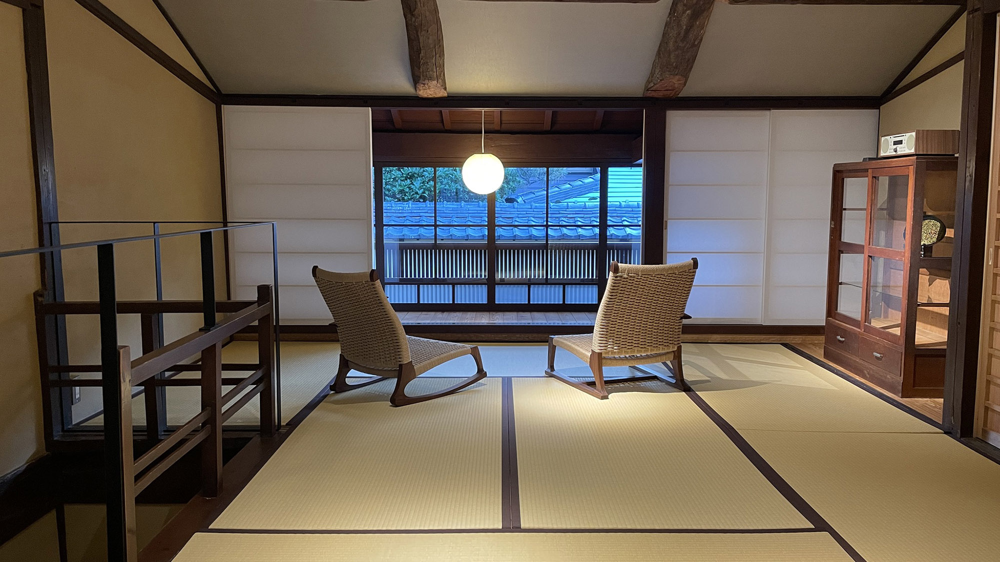 ・【2階：オモテノマ】懐かしさを感じるインテリアと静かな雰囲気で、日常から離れて癒されるひと時を