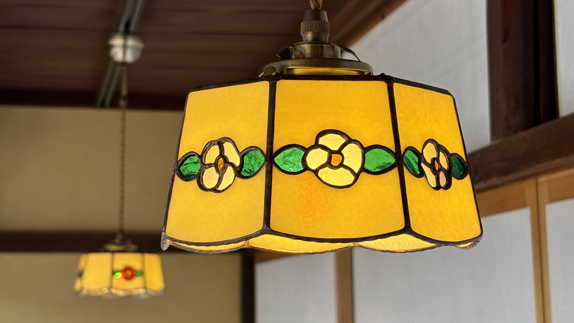 ・【インテリア】趣のある懐かしさを感じるデザインと色遣いの電灯カバー