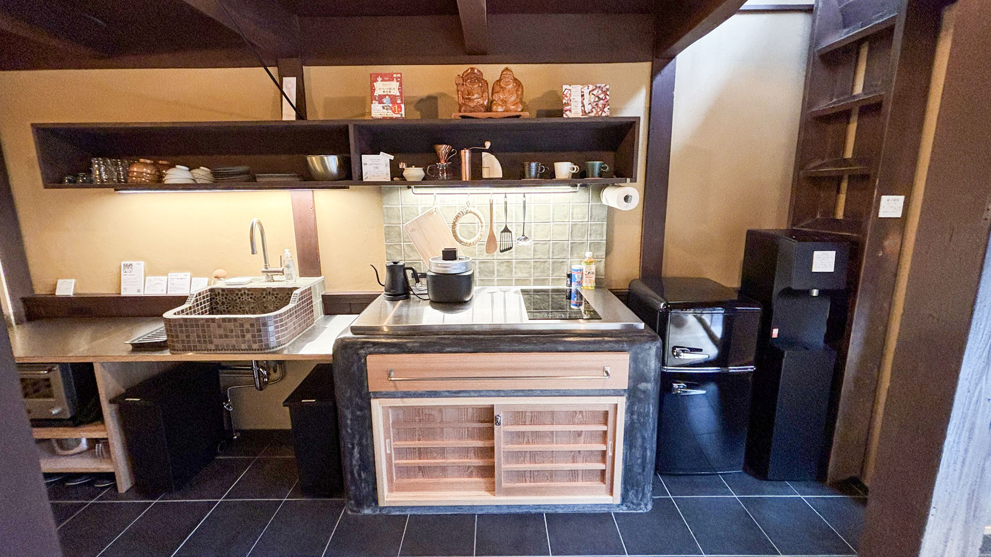 ・【1階：キッチン】かつて通り庭にあったお米を炊くためのかまど（おくどさん）をモチーフとしたキッチン