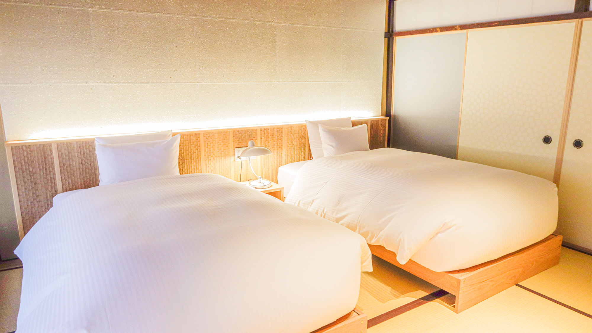 ・【2階：オクノマ】寝心地の良いセミダブルベッドが2台設置されている寝室