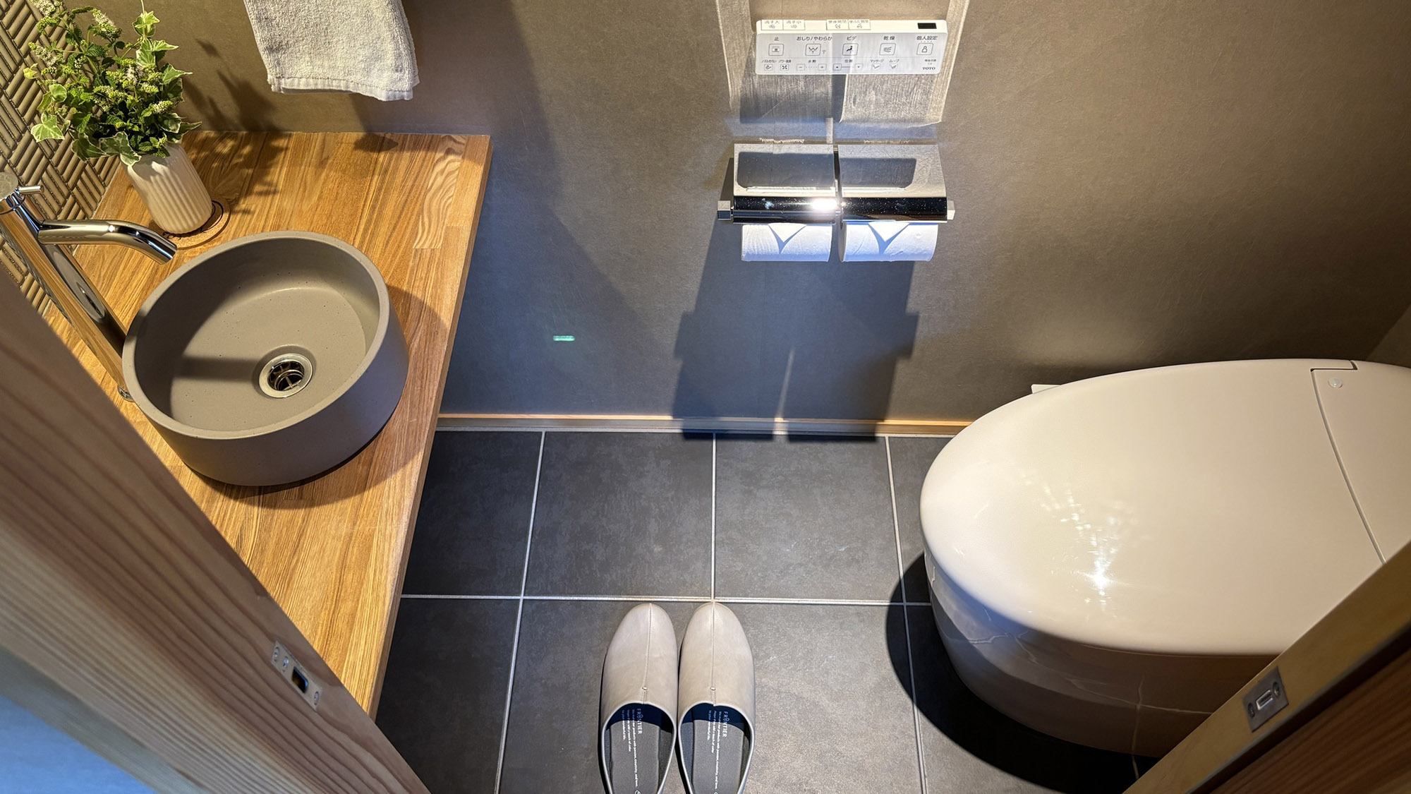 ・【トイレ】清潔感があるトイレ。「温水洗浄便座」を完備しております