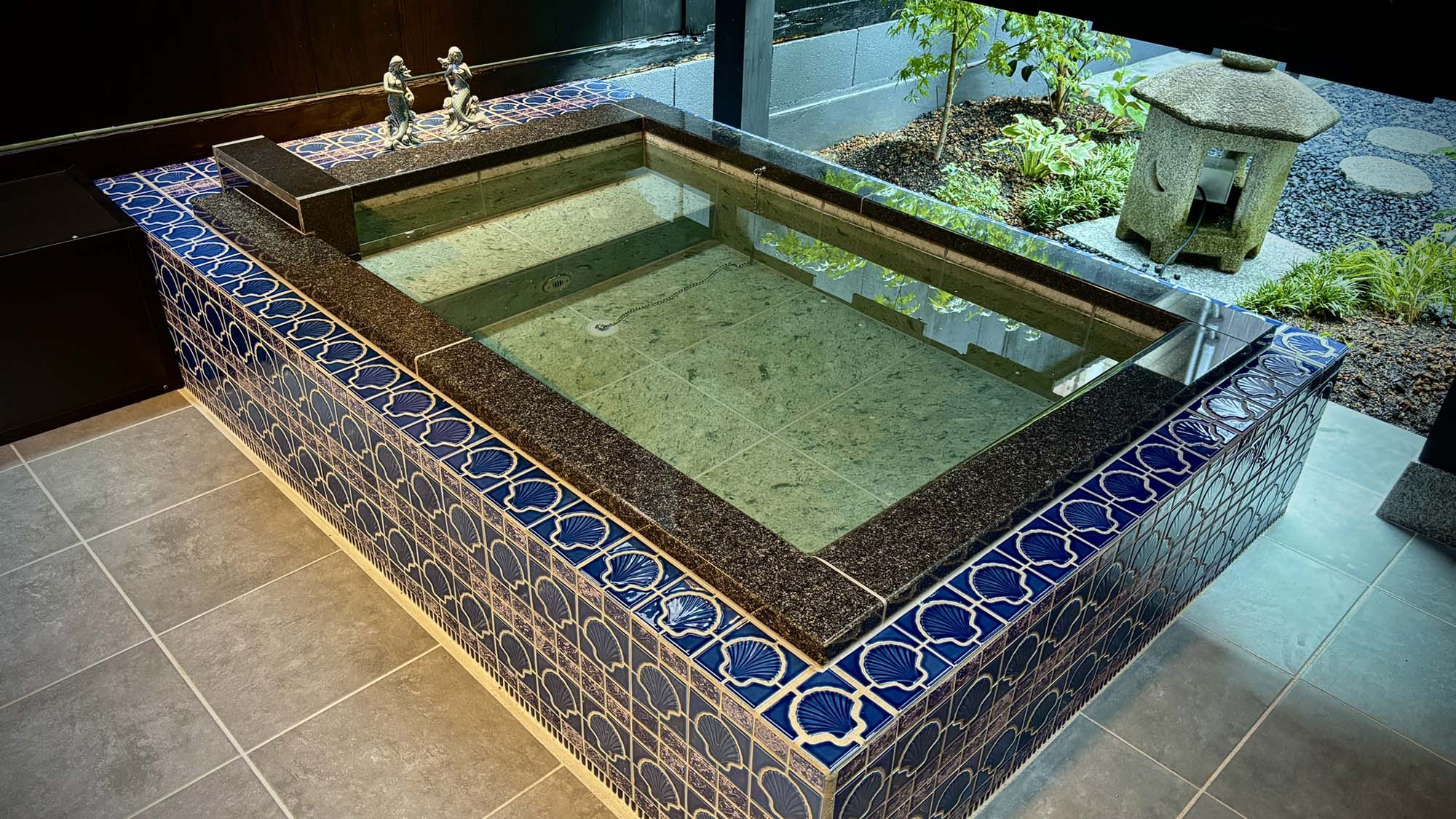 ・【露天風呂】小浜に伝わる人魚の力により永遠の美を得た伝説から、健康長寿を願ったマーメイド露天風呂