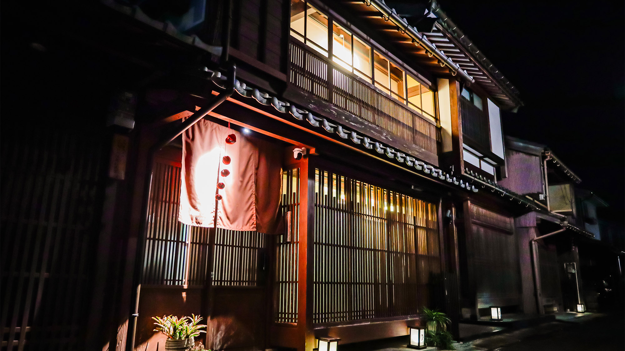 ・【外観】小浜の伝統や歴史を感じる築100数十年になる町家を改修した一棟貸のお宿