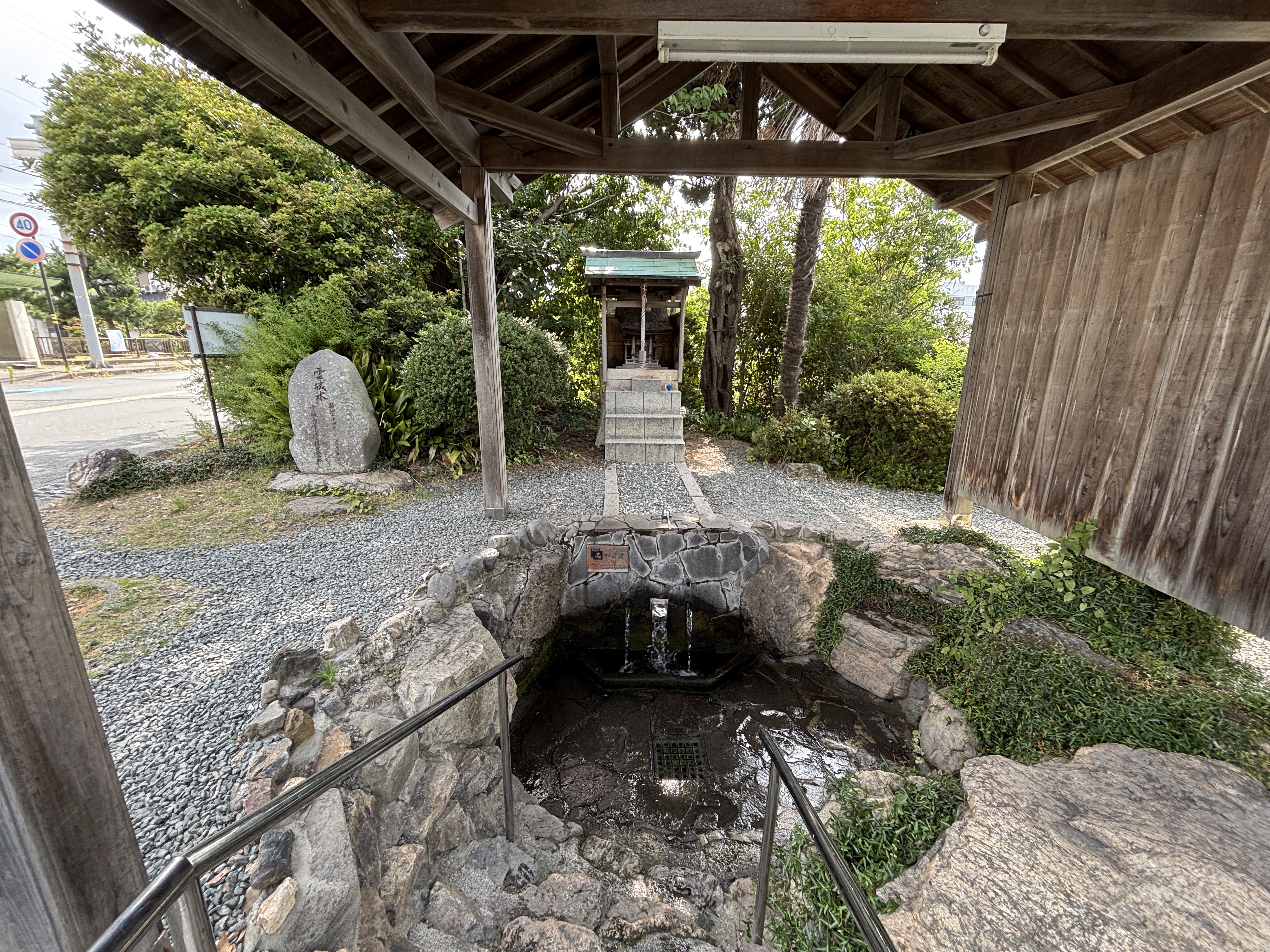 雲城水【小浜市一番町の地下30メートルの砂礫層から豊富に湧き出る地下水】