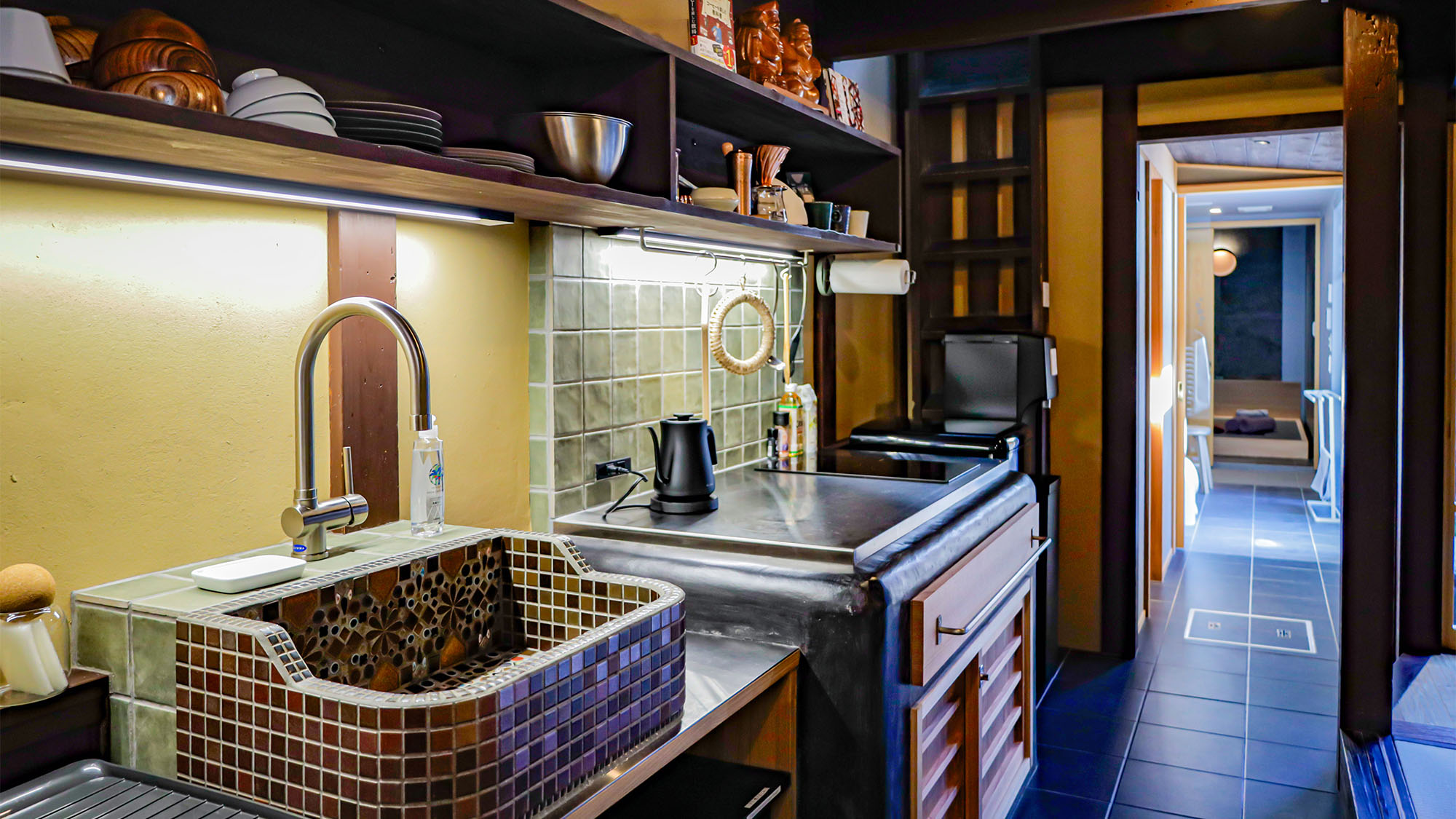 ・【1階：キッチン】ガウディから着想したタイルの流しや、おくどさん（かまど）をモチーフにしたキッチン