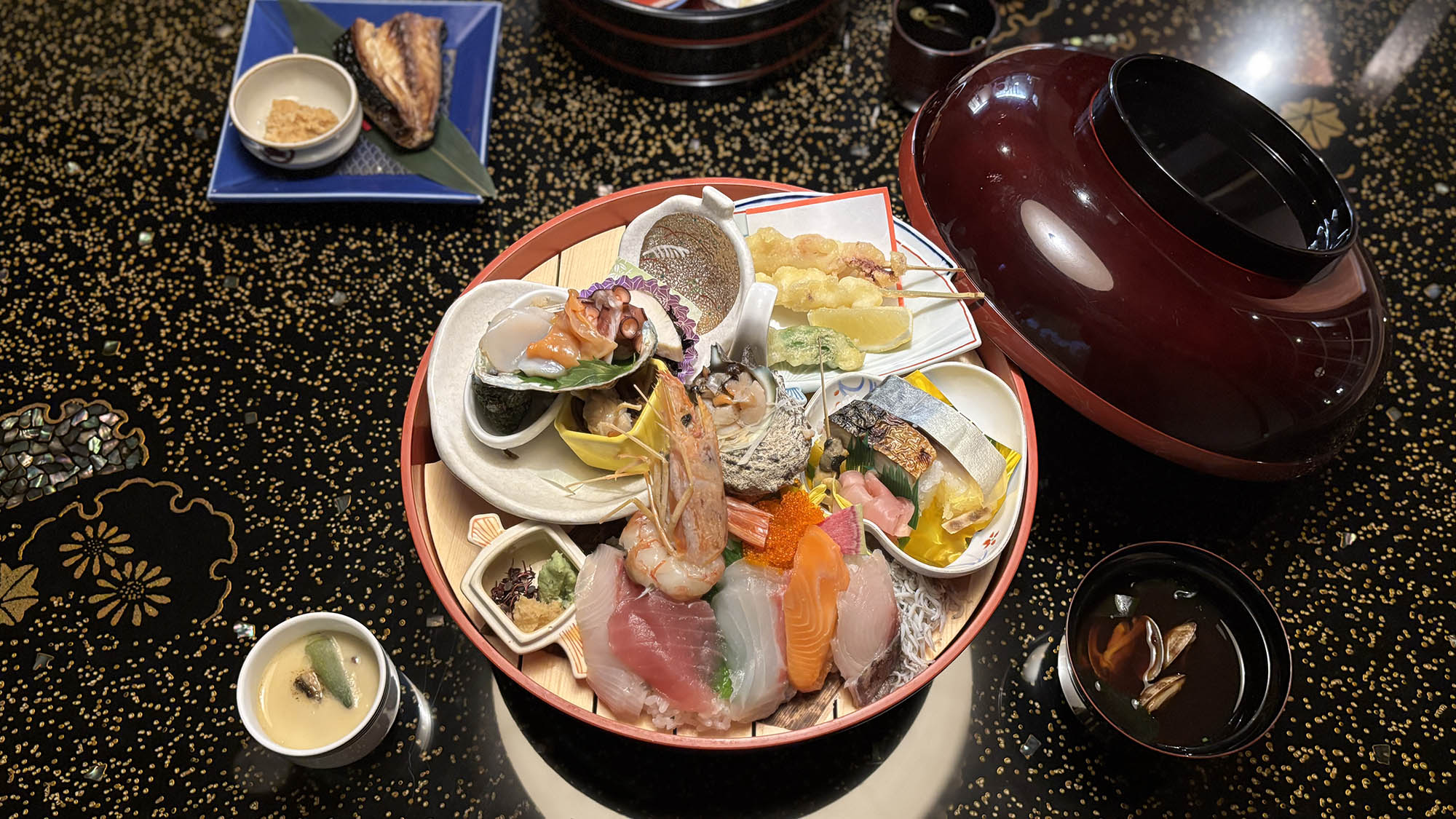 ・【夕食一例/お部屋食】大きな器に福井の旬の海の幸がぎっしりと詰まった「浜の宝石箱」