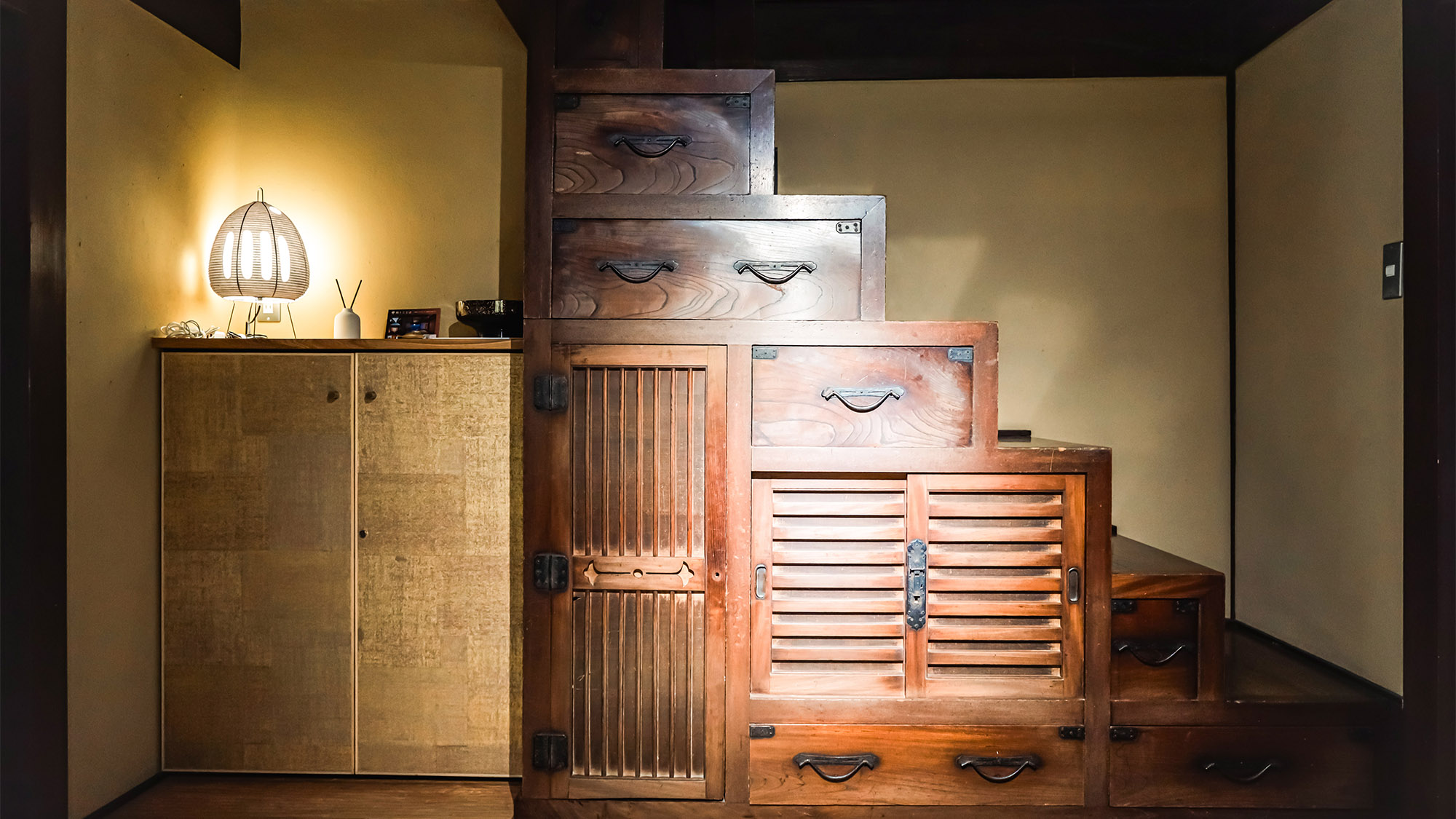 ・【インテリア】町家暮らしに欠かせないものとして大切に使われたと思われる階段箪笥