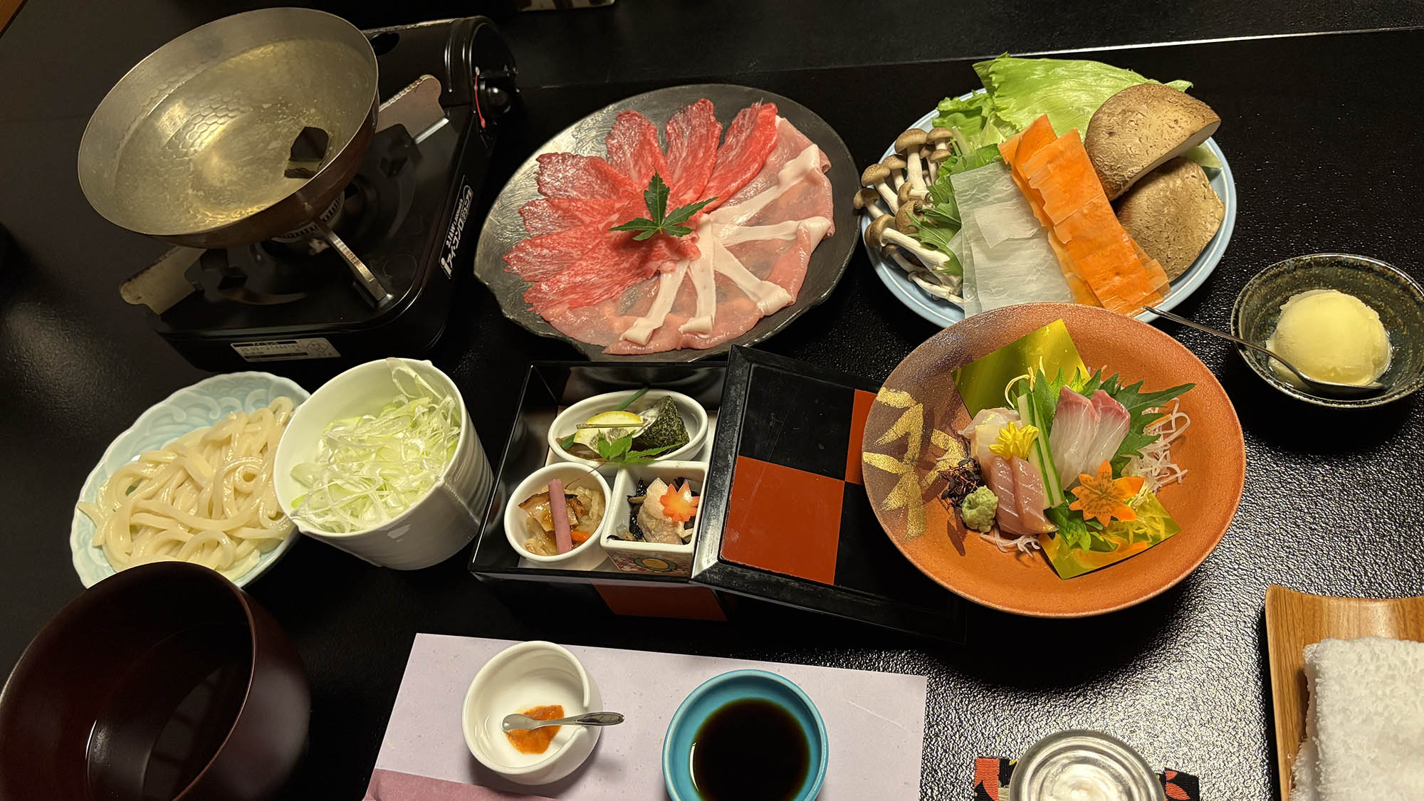 ・【夕食一例/お食事処】若狭牛と福井ポークのつゆしゃぶ、季節の食材を使った贅沢なコースです