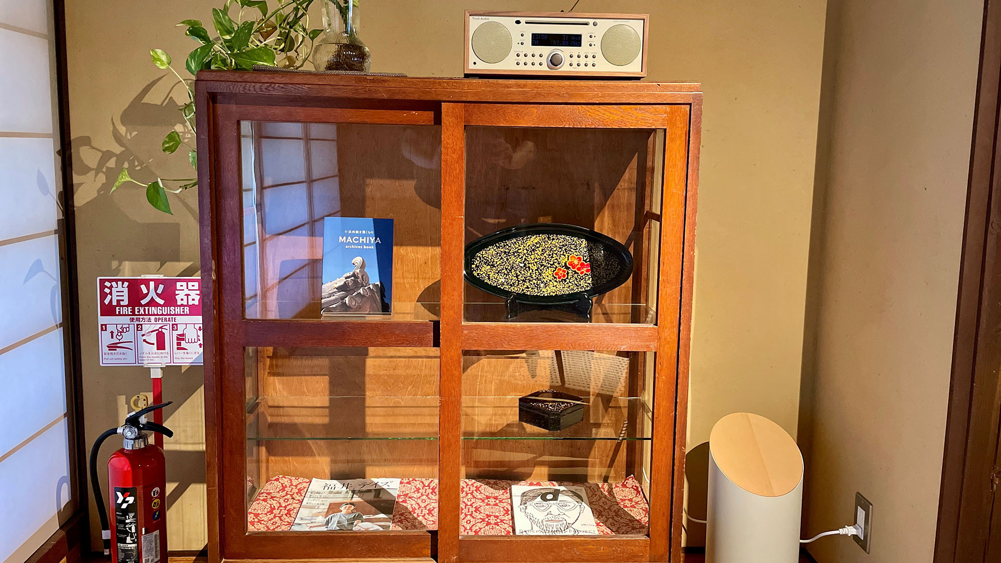 ・【インテリア】古き時代を感じさせる木製のキャビネットもインテリアに