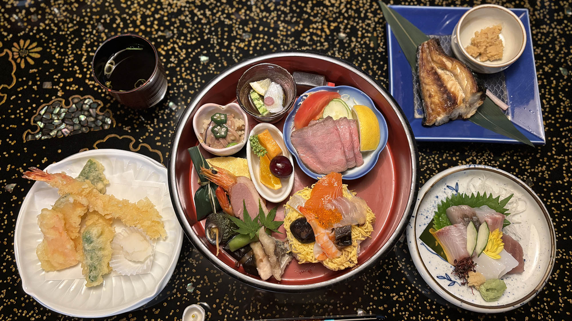 ・【夕食一例/お部屋食】桶の中に色とりどりのお料理がつまった、旬の海鮮たっぷりの手桶弁当