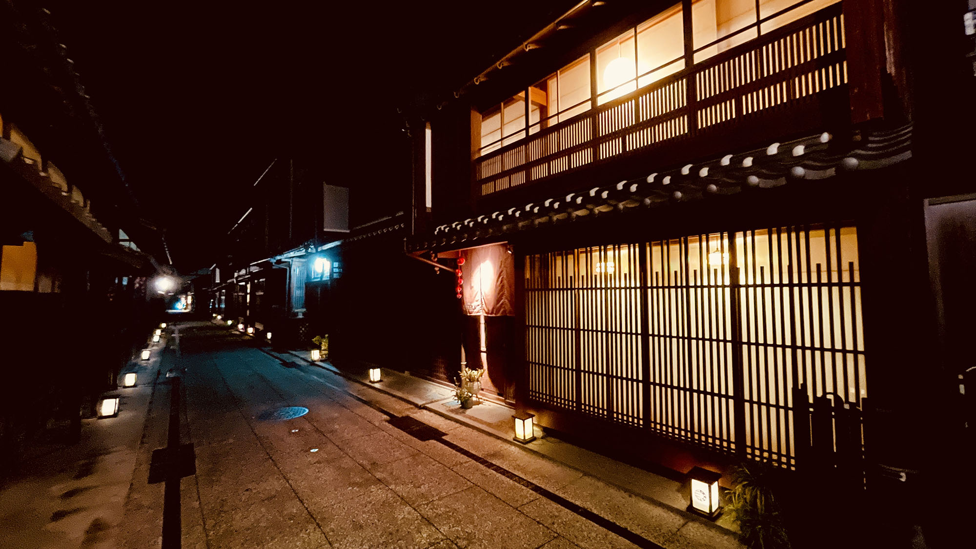 ・【外観】夜になると灯りがともり、タイムスリップしたように街並みはいっそう幻想的な雰囲気に