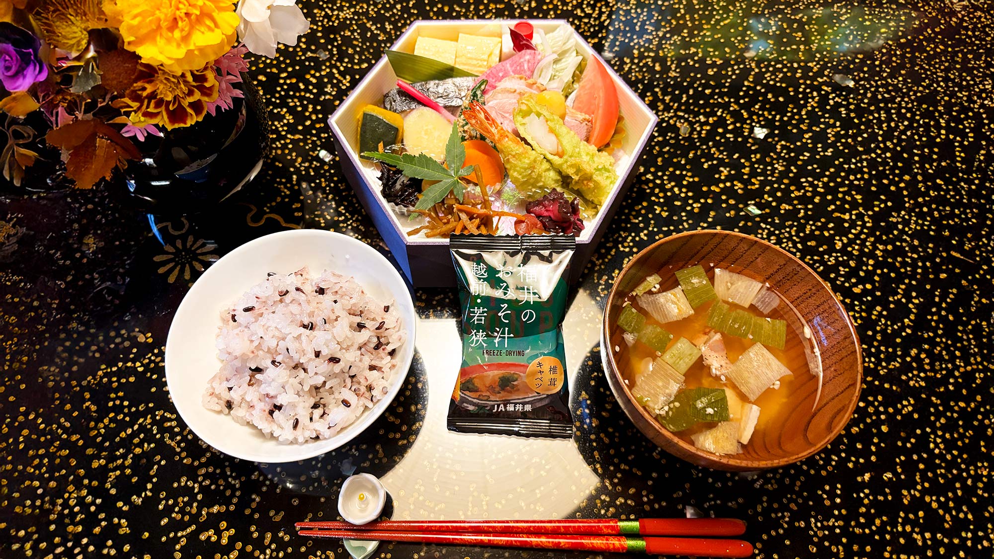 ・【朝食】炊き立ての温かいご飯と彩り豊かに盛り付けられたおかず弁当が、一日の始まりを優雅に彩ります