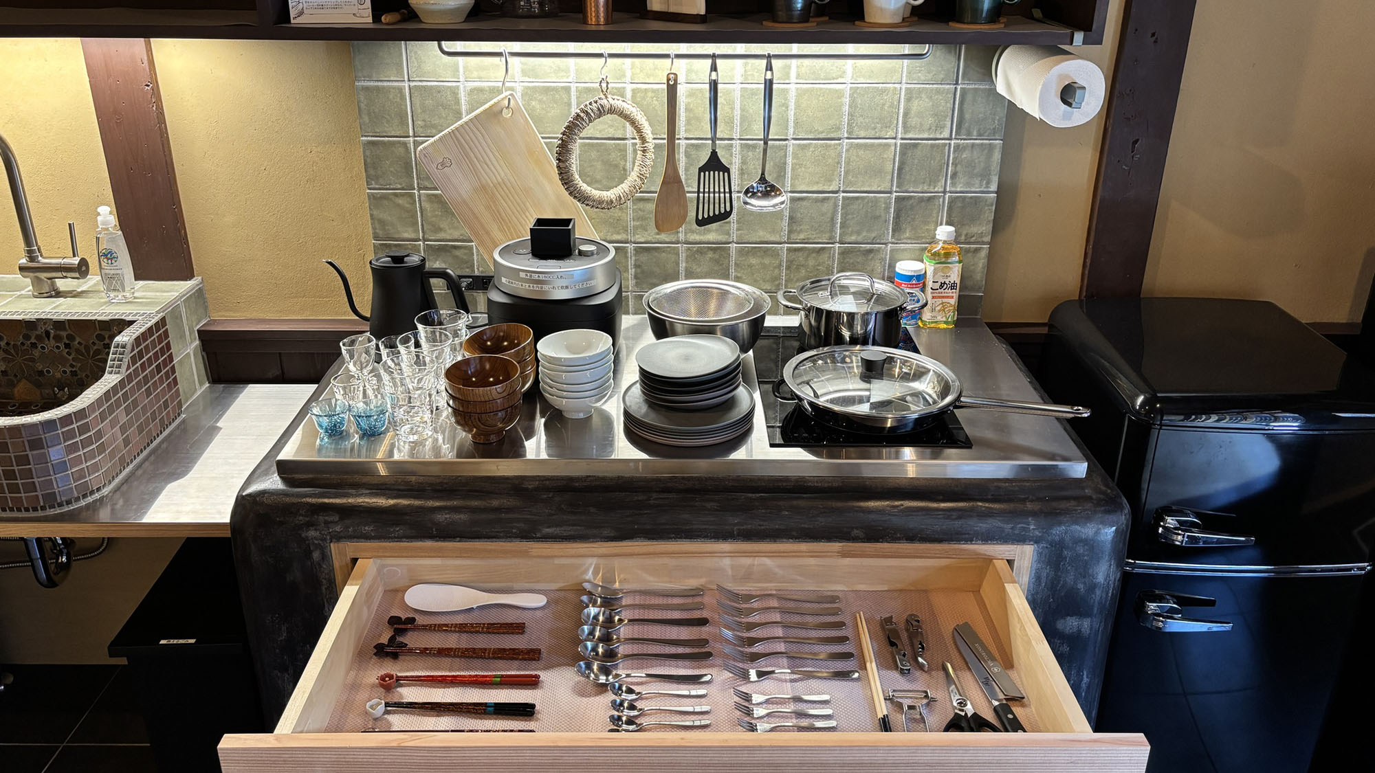 ・【1階：キッチン】包丁、まな板、鍋、フライパンなど調理器具と食器やコップをご用意しております