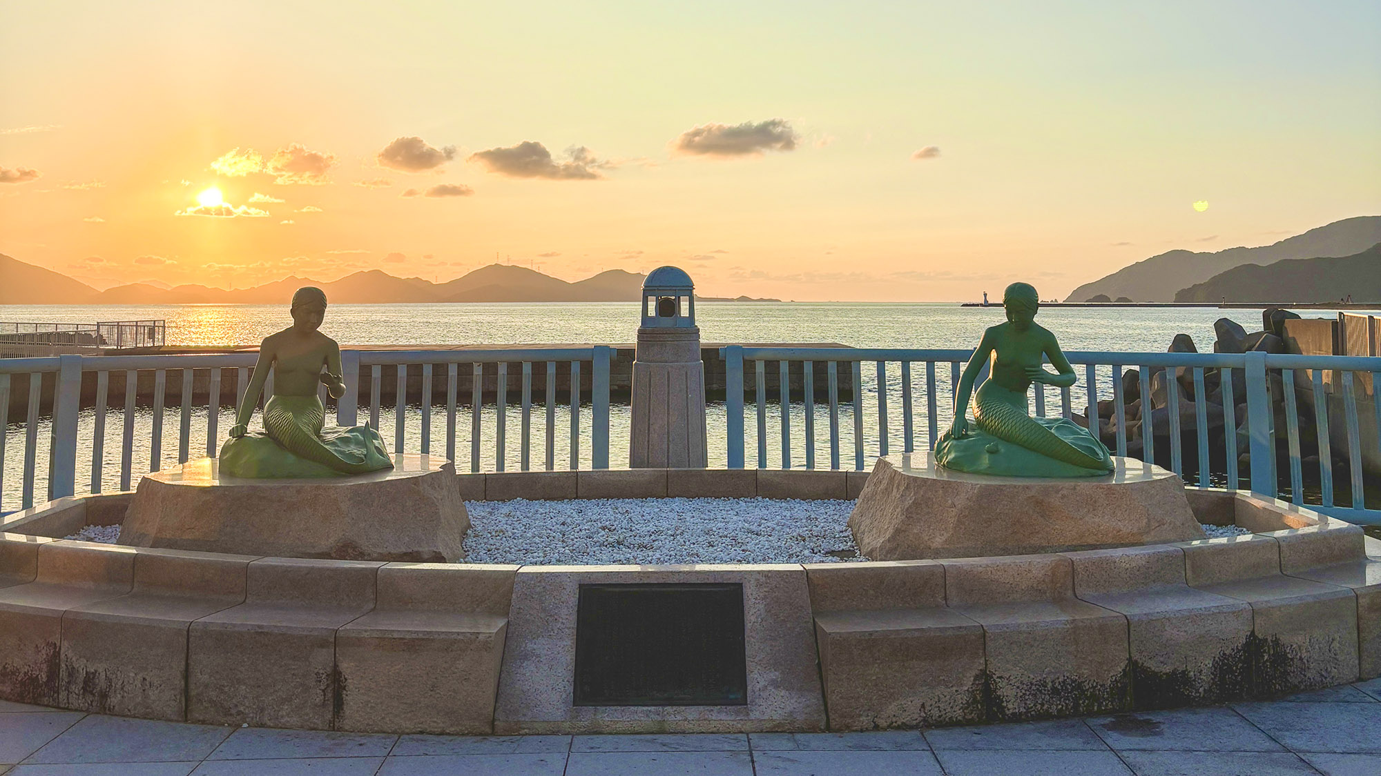 ・【周辺】人魚伝説の残るまち小浜、散策道を徒歩11分のマーメイドテラスから見る夕日は絶景です