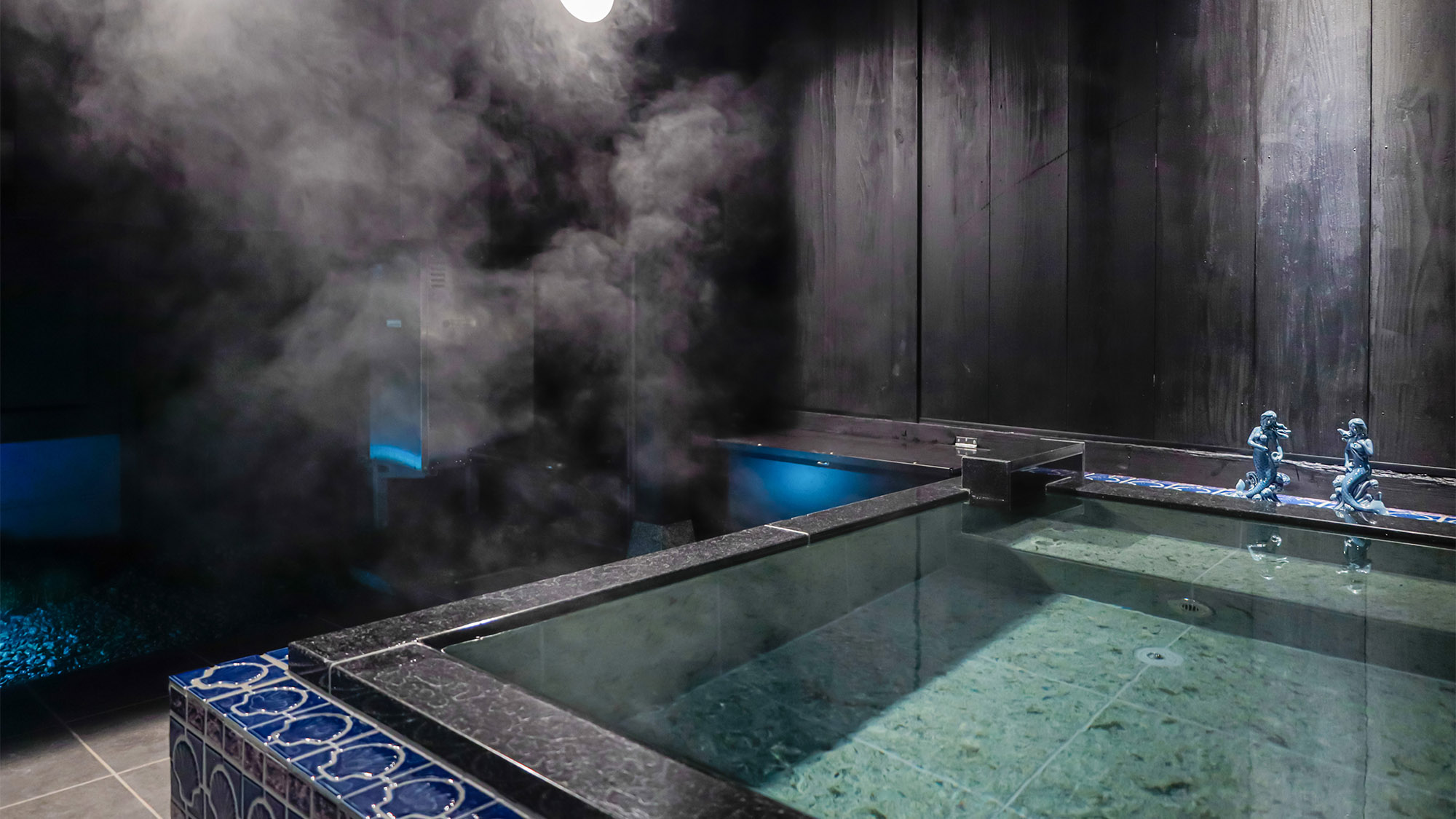 ・【露天風呂】貝殻柄のタイルやお風呂に設置した人魚の像。美を愛でる贅沢なひととき