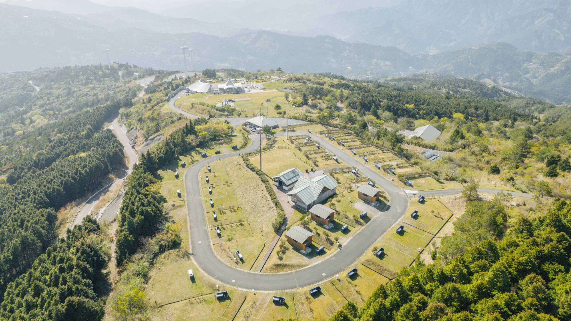 【施設全景】大自然に抱かれた、癒しのグランピング施設。