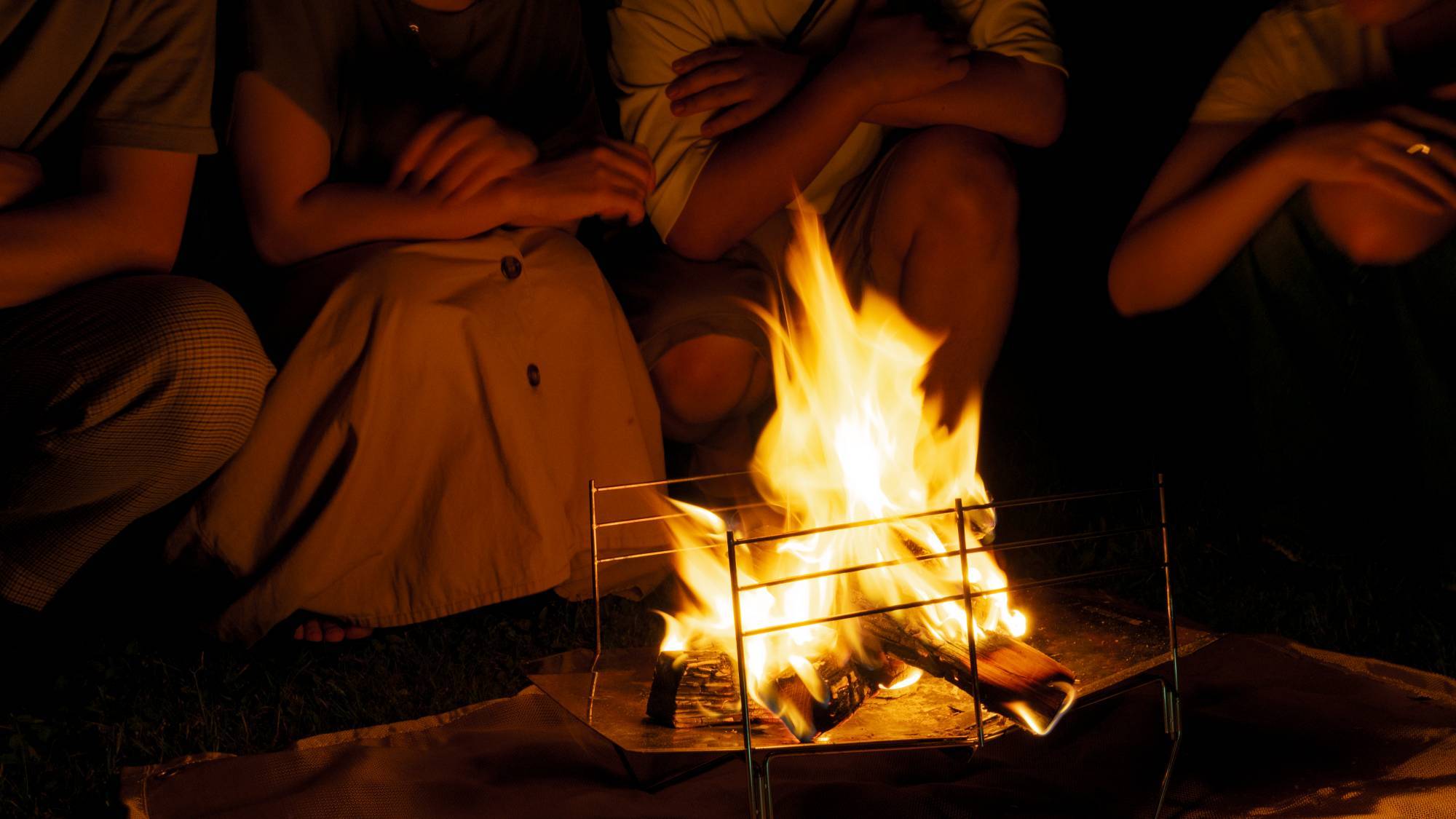 【滞在イメージ】満点の星空の下、焚き火を囲んで語り合う時間。