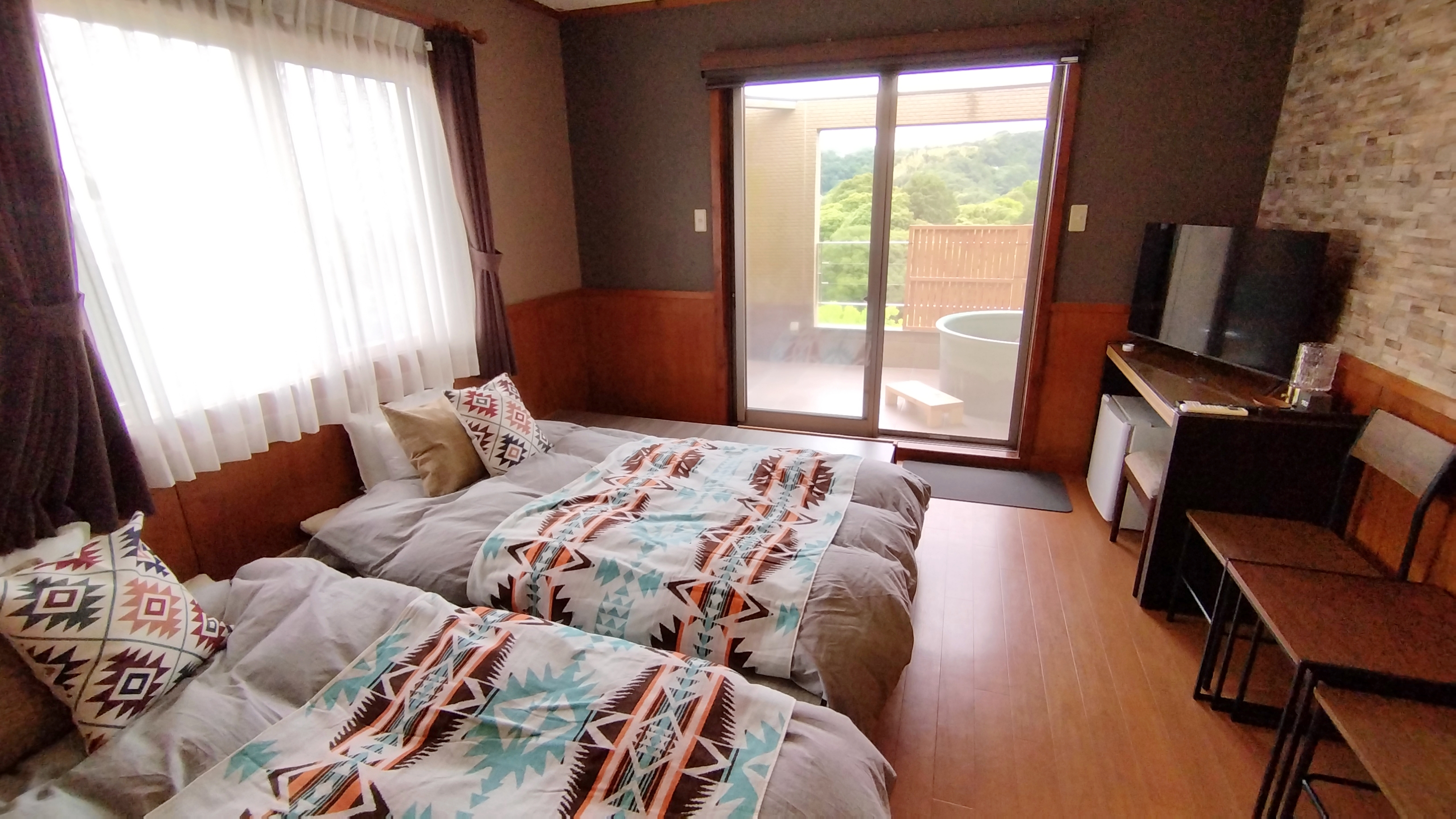 ネイティブアメリカンスタイルテーマにしたお部屋です。  ・定員1名様～3名様　 ・ユニットバス・シャワートイレ完備 ・エアコン有 ・禁煙ルーム ・露天風呂  全てシングルサイズ（100&times;200）となります  客室は全て「小上がり＆ローベッド」スタイルです 