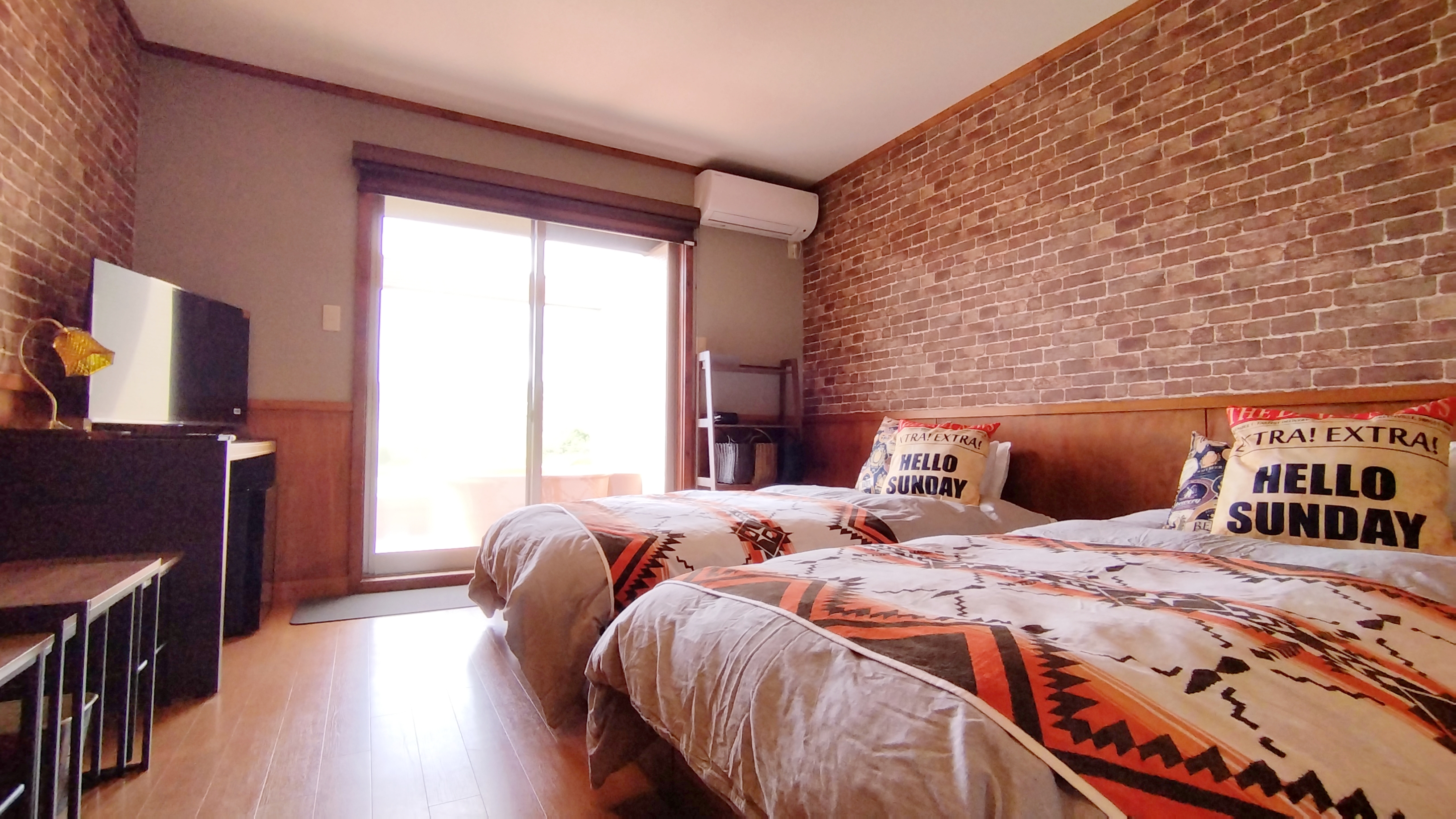 ウェスタンスタイルがテーマのお部屋です。  ​・定員1名様～3名様　 ・ユニットバス・シャワートイレ完備 ・エアコン有 ​・禁煙ルーム ​・露天風呂  全てシングルサイズ（100&times;200）となります  客室は全て「小上がり＆ローベッド」スタイルです