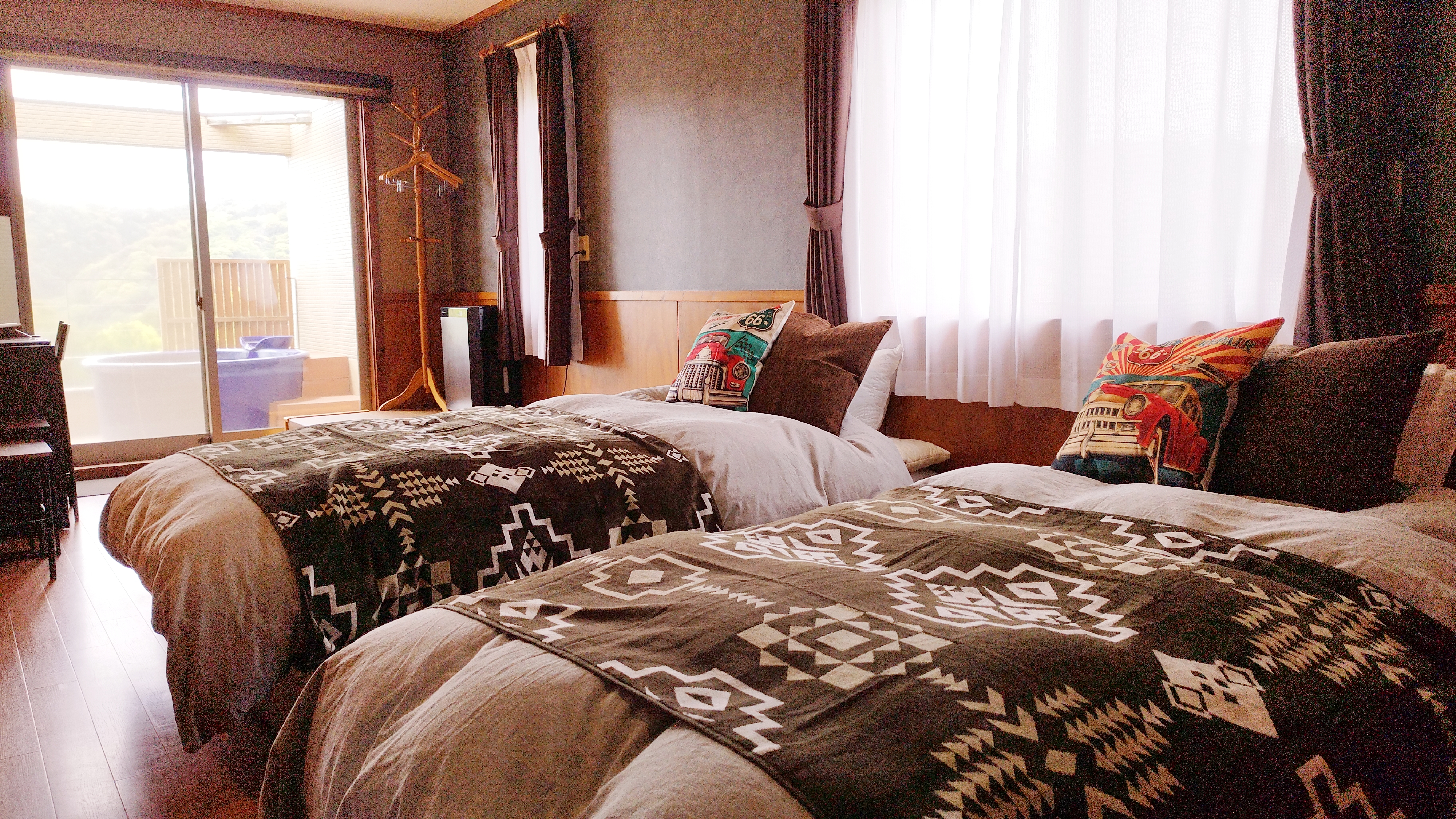 アメリカンヴィンテージスタイルがテーマのお部屋です。 ・定員　１名様～４名様 ・ユニットバス・シャワートイレ完備 ・エアコン有 ・禁煙ルーム ・露天風呂