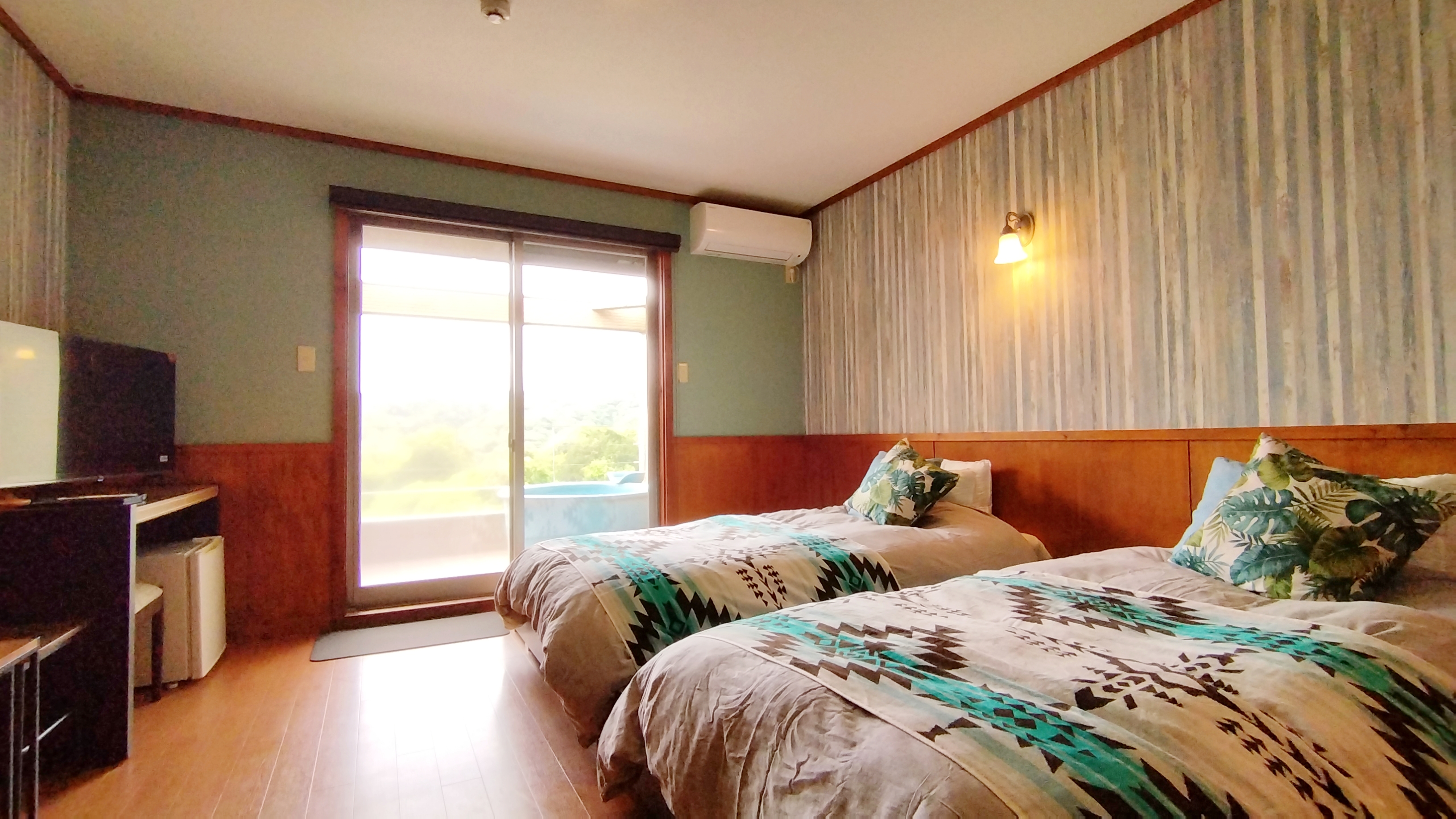 オールドハワイアンスタイルがテーマのお部屋です。  ・定員1名様～3名様　 ・ユニットバス・シャワートイレ完備 ・エアコン有 ・禁煙ルーム ・露天風呂  全てシングルサイズ（100&times;200）となります  客室は全て「小上がり＆ローベッド」スタイルです 