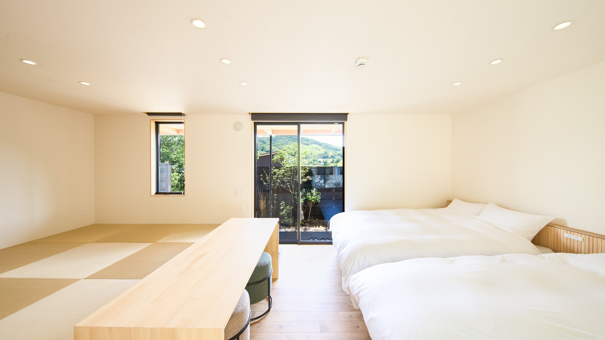 寝室：ダブルベッド2台