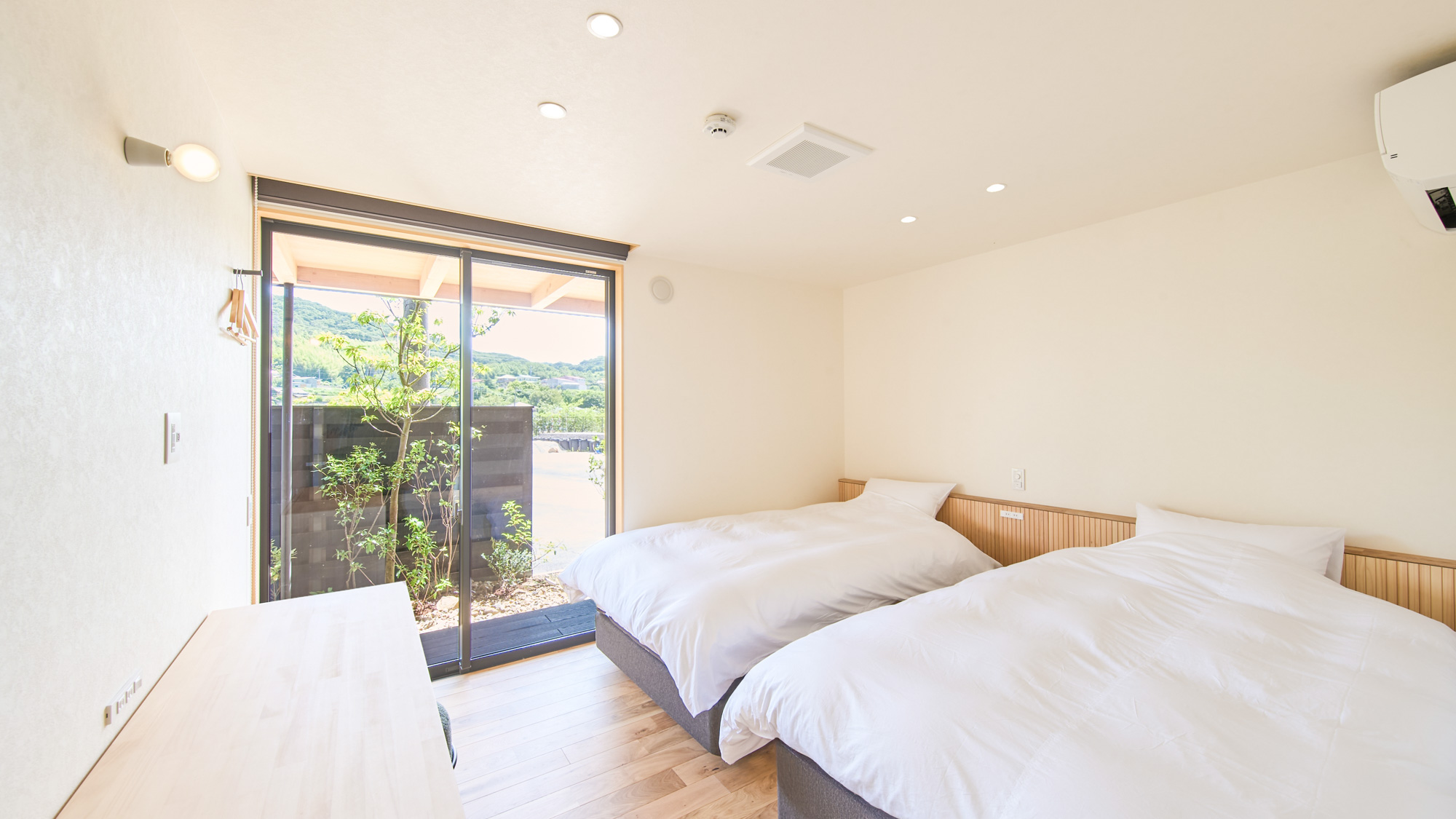 寝室：セミダブル2台