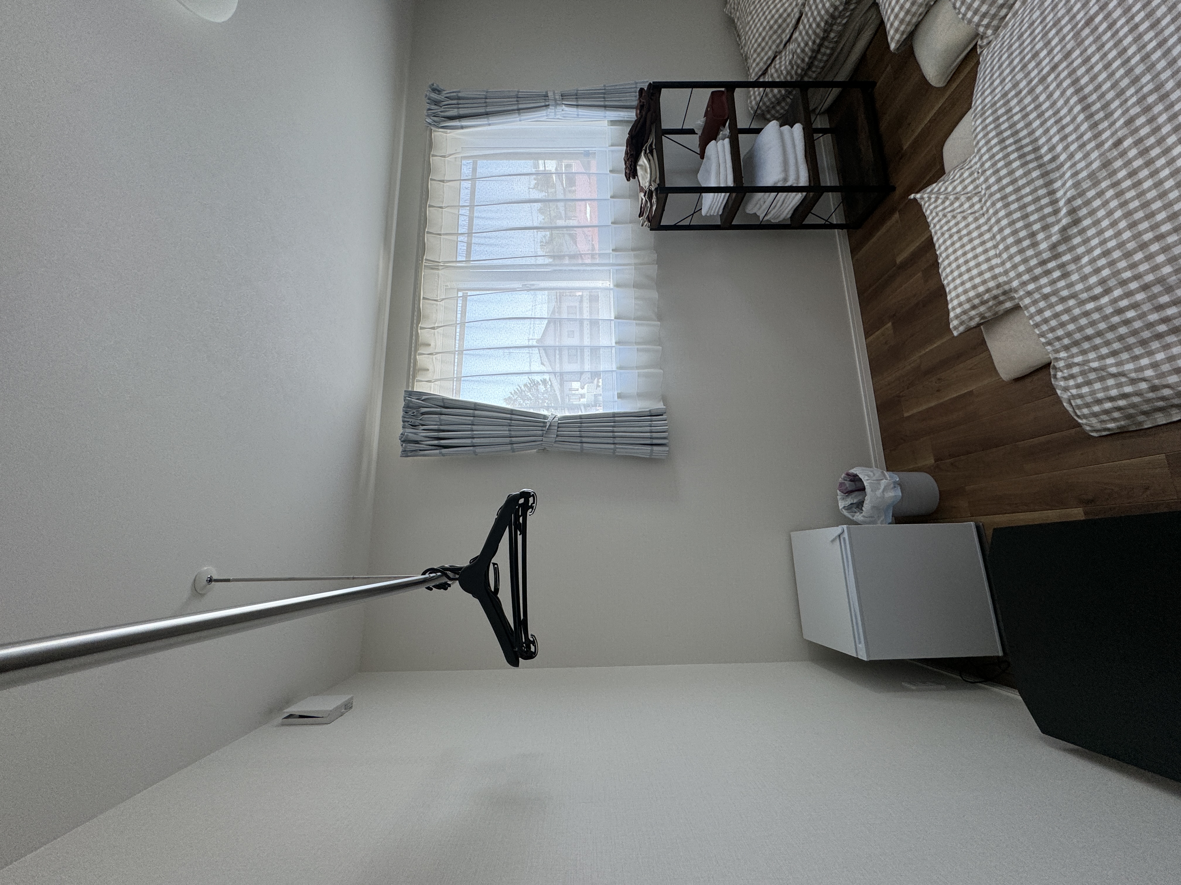 お二人用のお布団、寝巻き、アメニティ、冷蔵庫、テーブル、テレビ、ホスクリーンがあります。