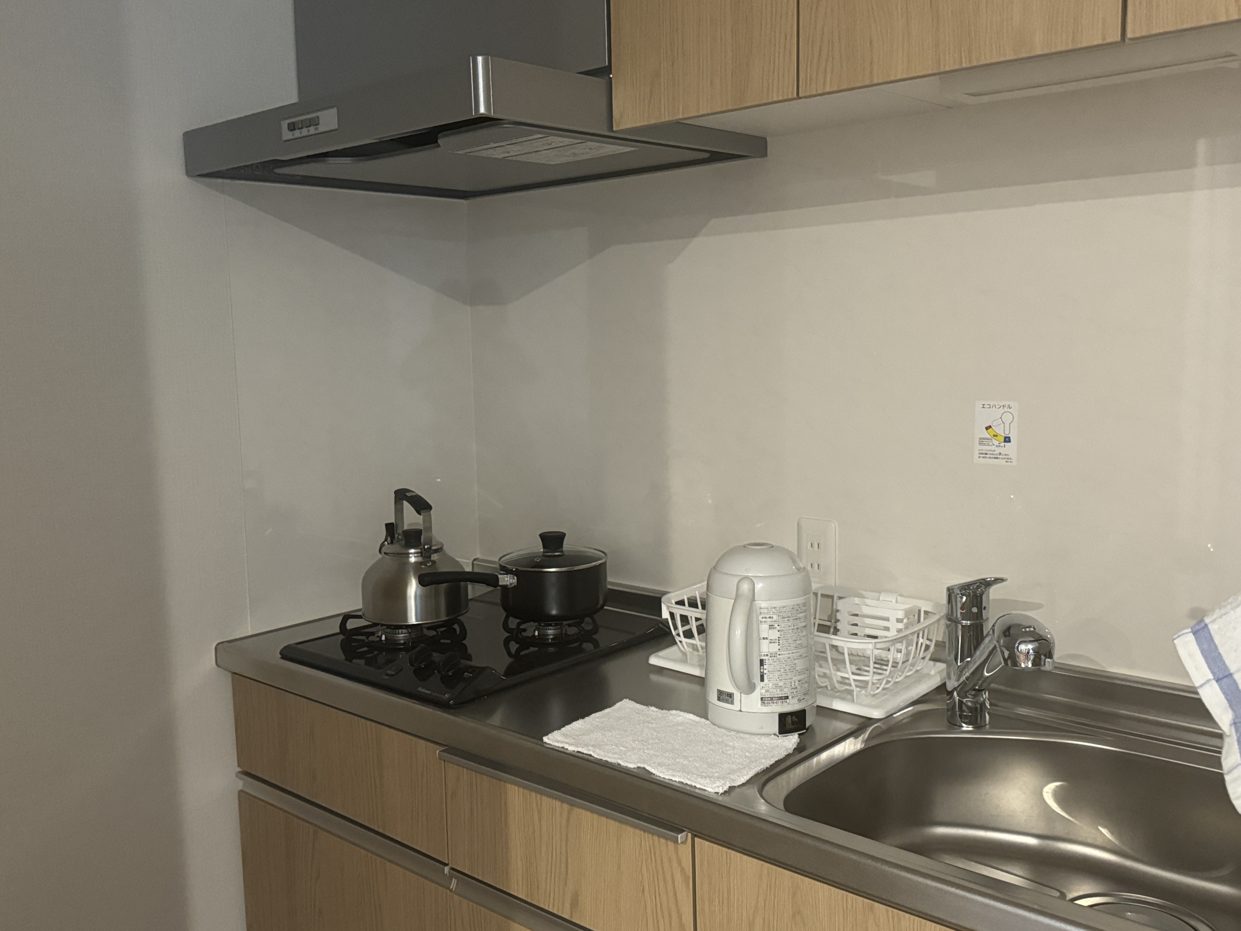 共用スペースにガスレンジ、基本的な調理器具があるので、自炊も可能です。足りないものがあれば、お声がけください。