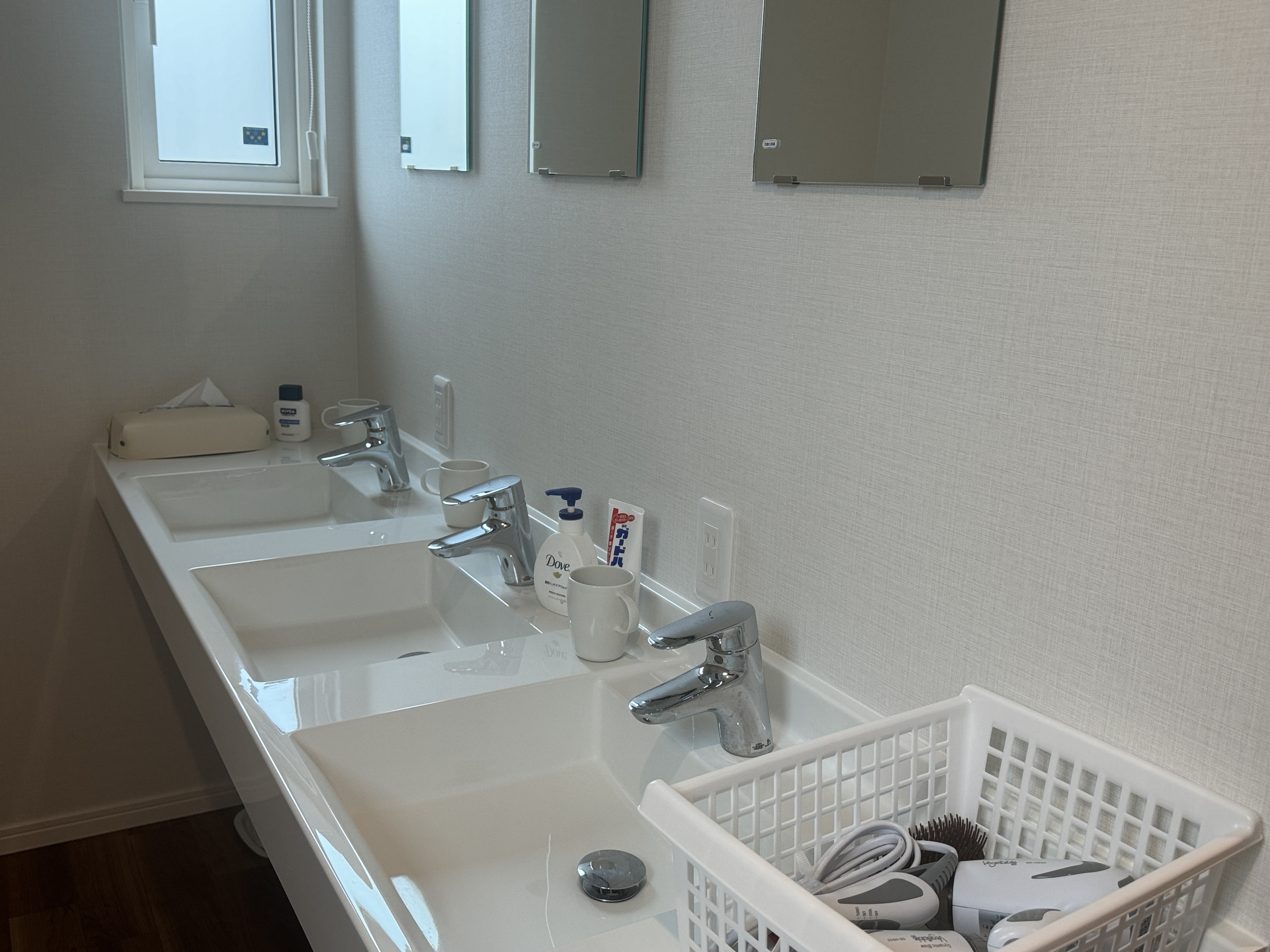 洗面所は共用スペースに３つあります。